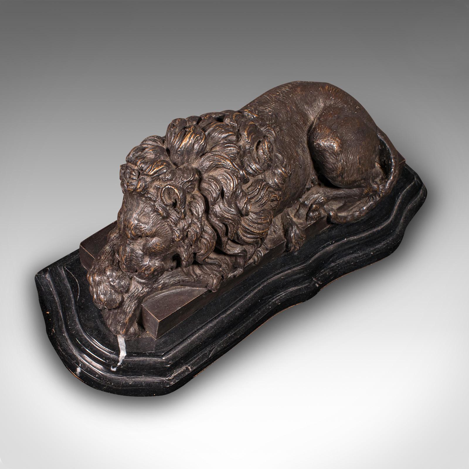 Metà XX secolo Leone reclinato d'epoca, francese, bronzo, marmo, dopo Canova, metà del XX secolo in vendita