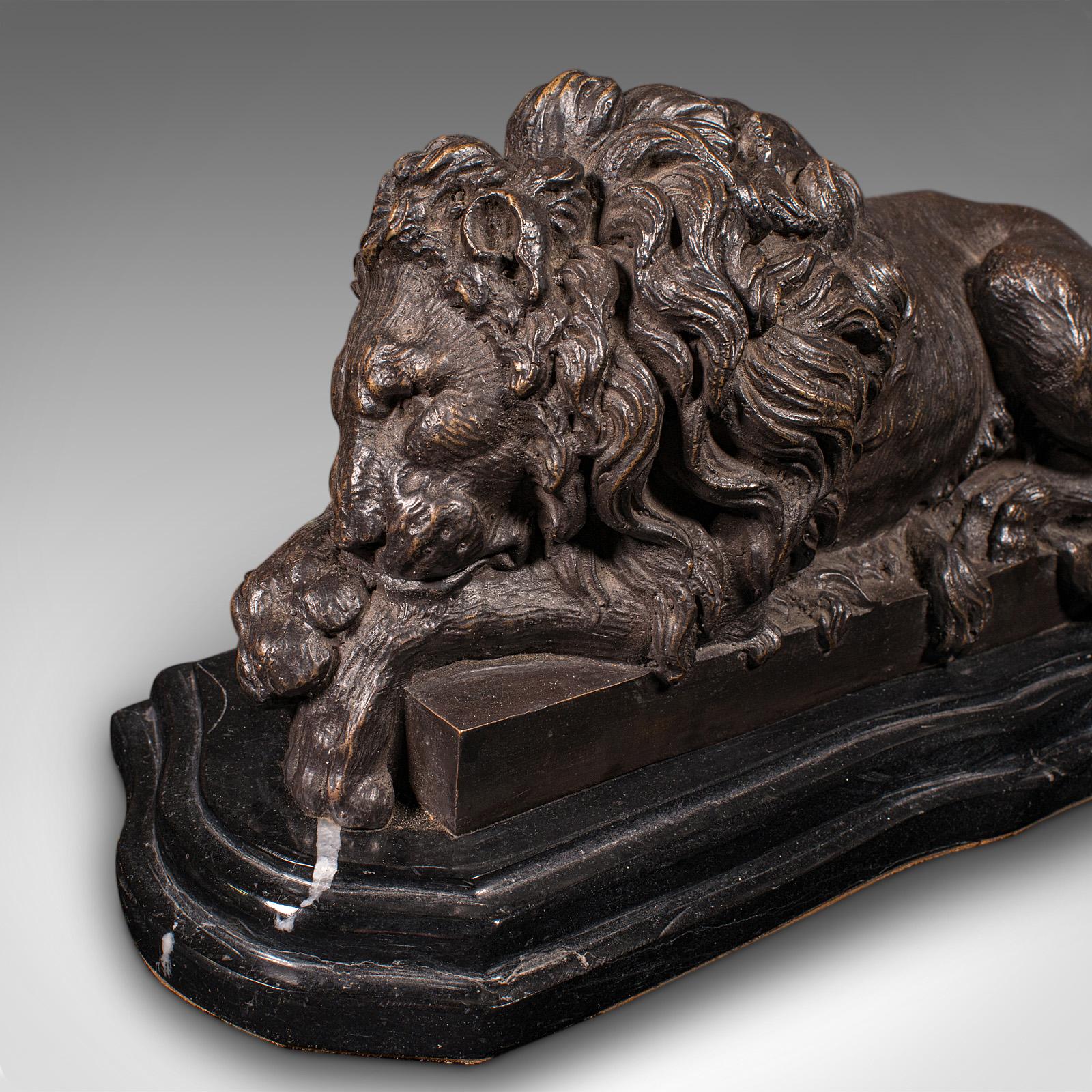 Bronzo Leone reclinato d'epoca, francese, bronzo, marmo, dopo Canova, metà del XX secolo in vendita