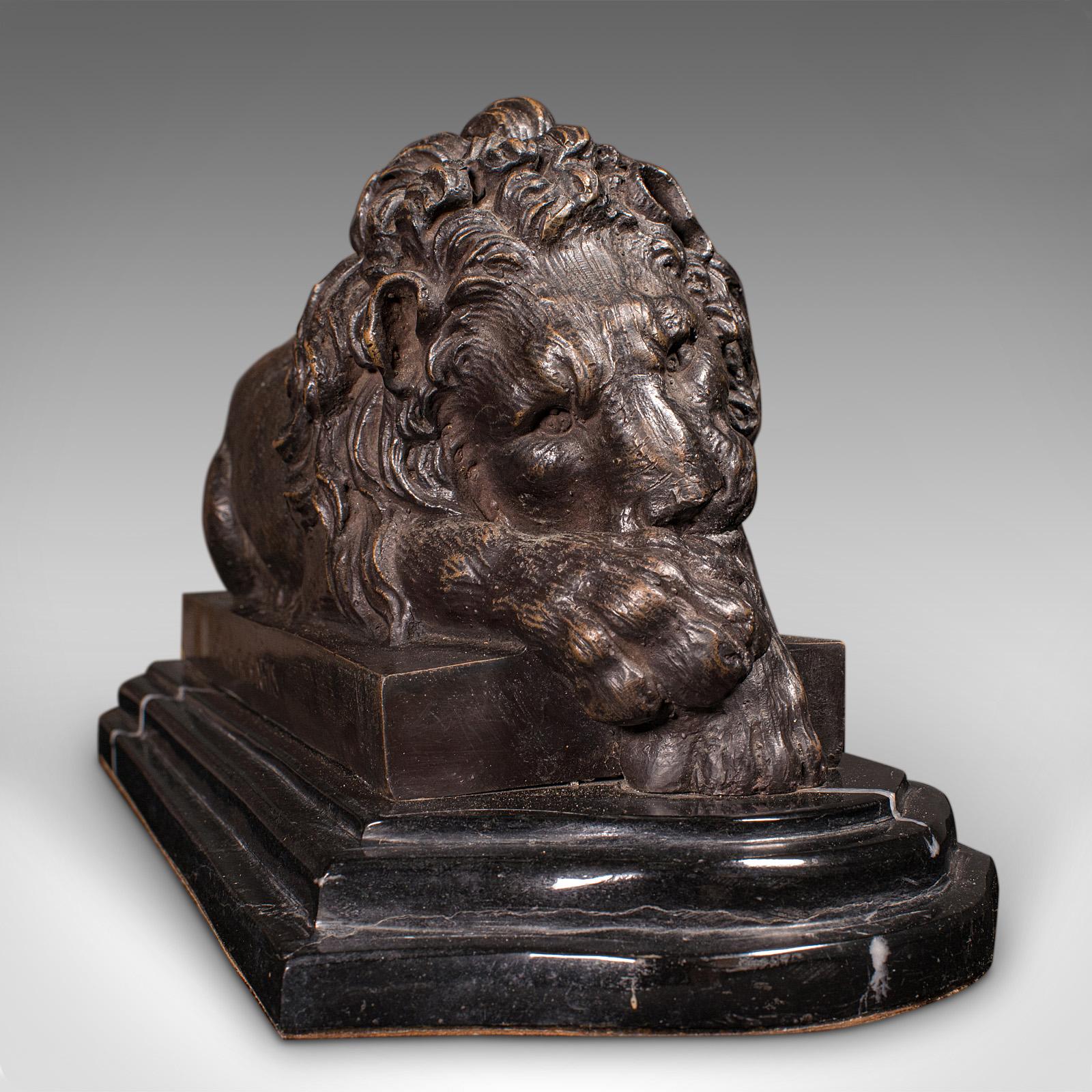 Leone reclinato d'epoca, francese, bronzo, marmo, dopo Canova, metà del XX secolo in vendita 1