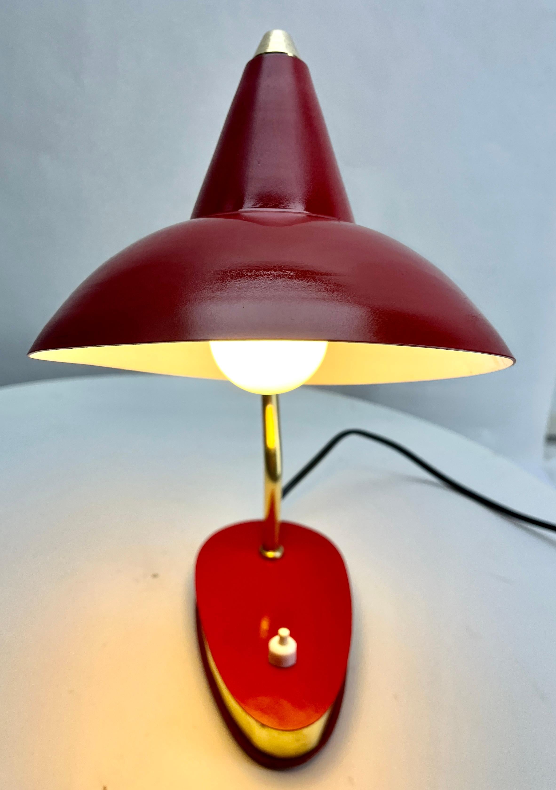 Classic compact design, this adjustable spotlight desk lamp Italy 1950's
The Stand is metal and the flexible arm Brass  
The lamp is in good condition Completely restored

Photography fails to capture the simple elegant illumination provided by this