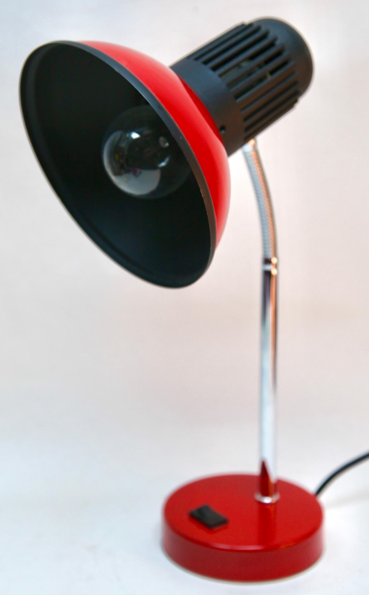 Vintage Red Adjustable Desk/Side Table Lamp by Massive Whit Label, 1970s In Good Condition For Sale In Verviers, BE