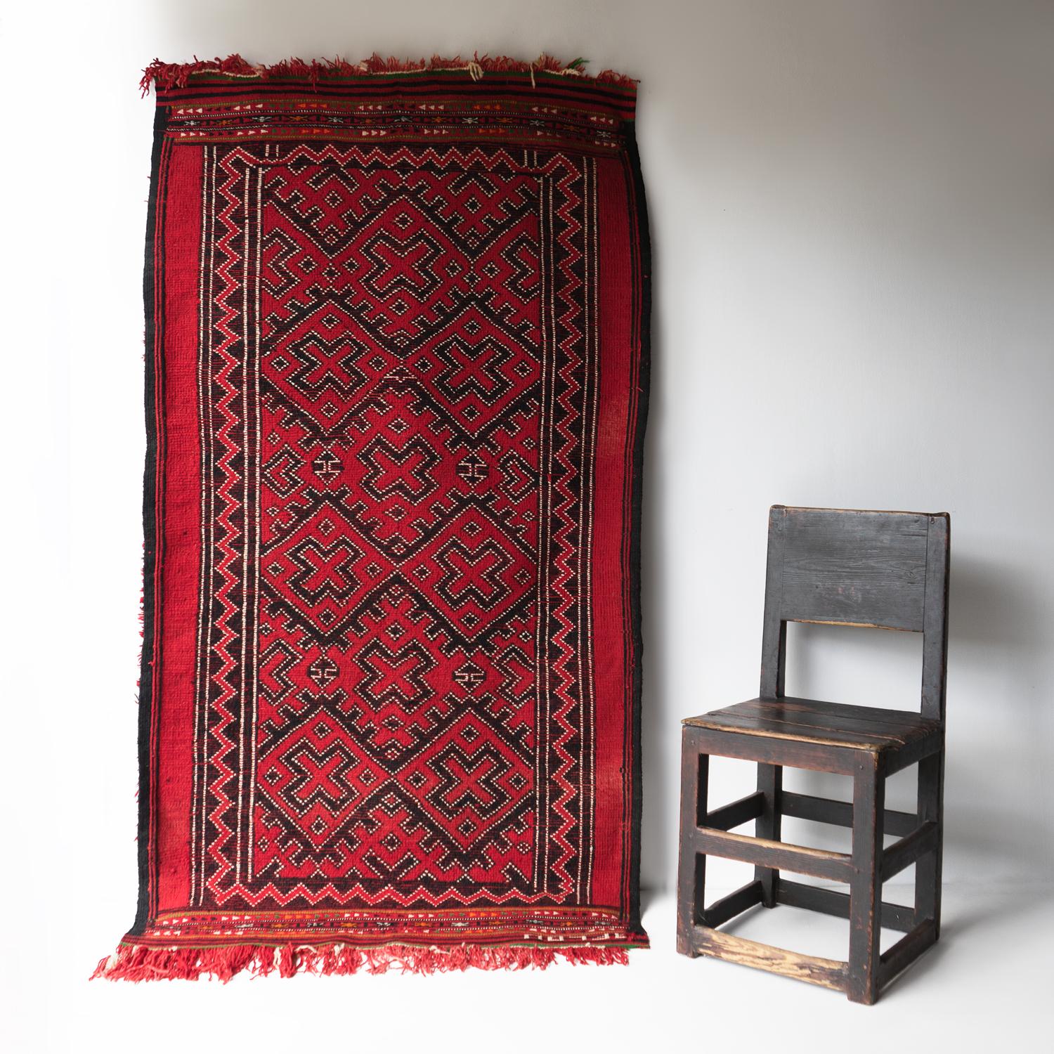 TAPIS RECTANGULAIRE RÉVERSIBLE VINTAGE

Un tapis berbère nord-africain de bonne qualité, probablement originaire d'Algérie ou peut-être du Maroc et datant du milieu du 20e siècle.

Réversible, un côté est recouvert d'un somptueux velours profond et