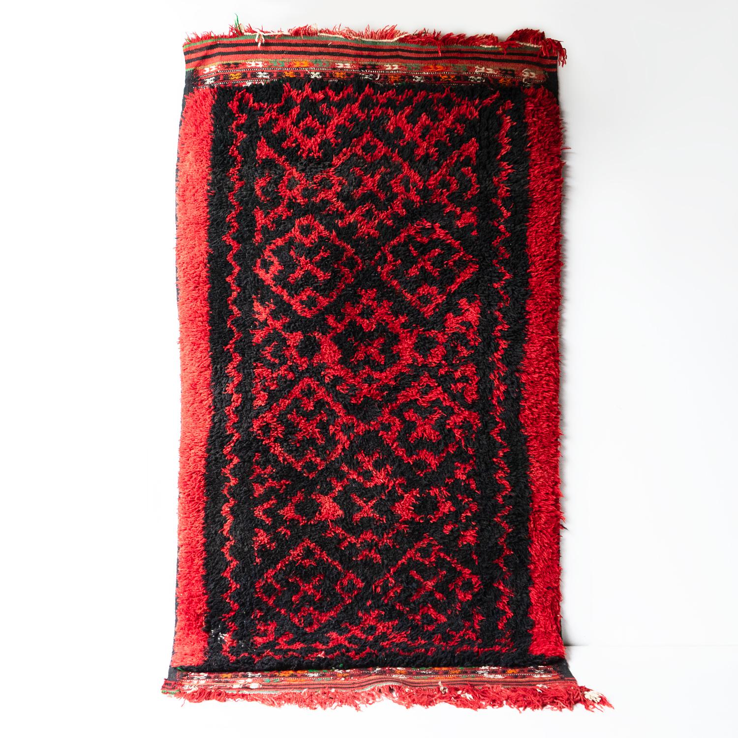 Tribal Tapis berbère algérien rouge vintage, tissé à la main en laine réversible à poils profonds et à lamelles en vente