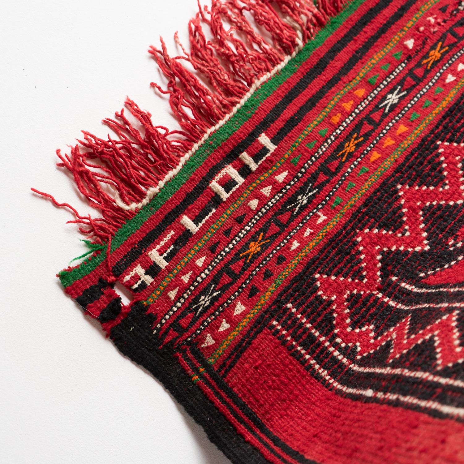 Algérien Tapis berbère algérien rouge vintage, tissé à la main en laine réversible à poils profonds et à lamelles en vente