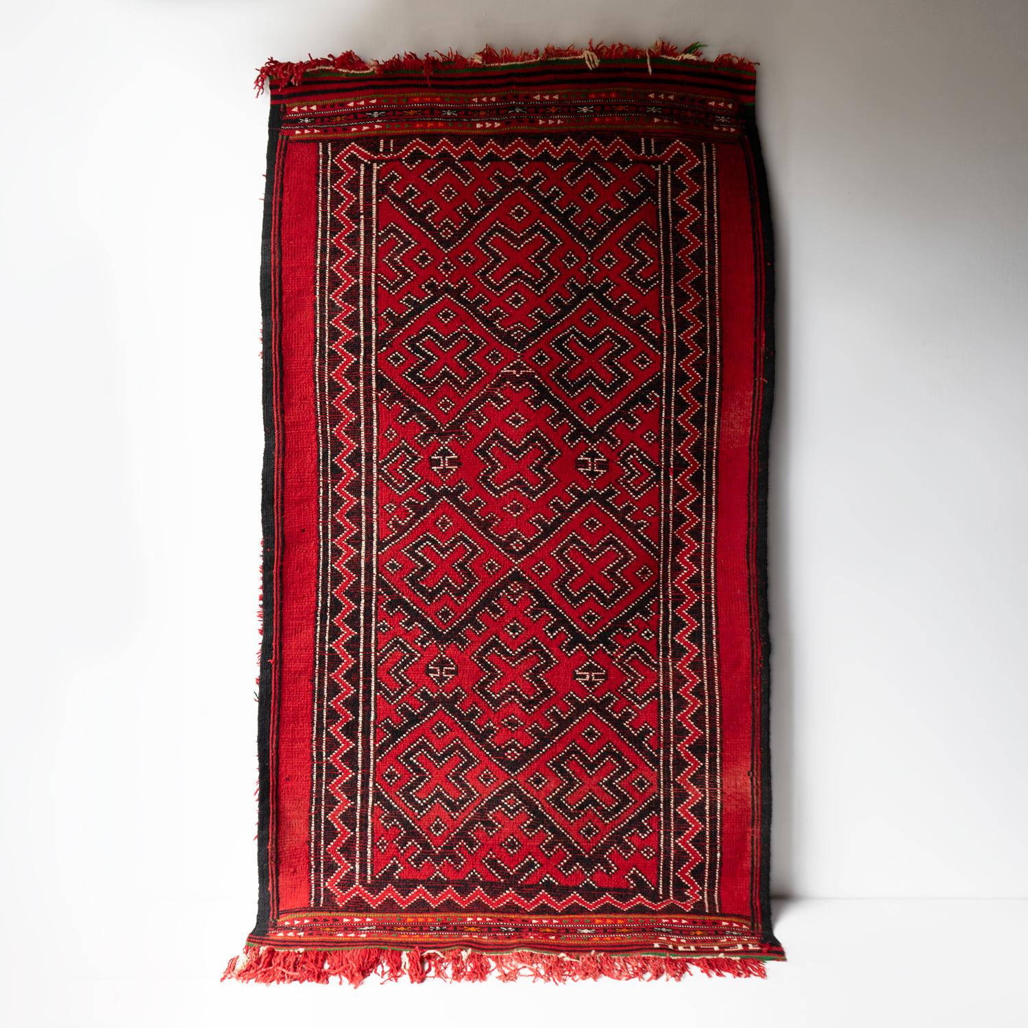 Fait main Tapis berbère algérien rouge vintage, tissé à la main en laine réversible à poils profonds et à lamelles en vente