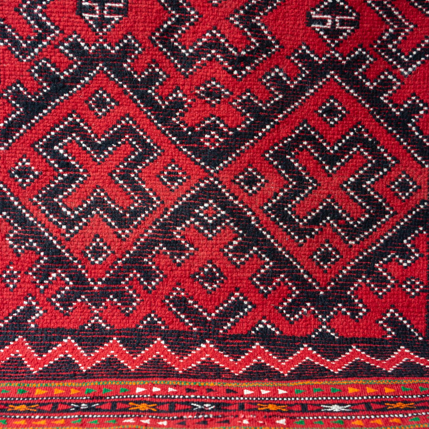 Tapis berbère algérien rouge vintage, tissé à la main en laine réversible à poils profonds et à lamelles Bon état - En vente à Bristol, GB