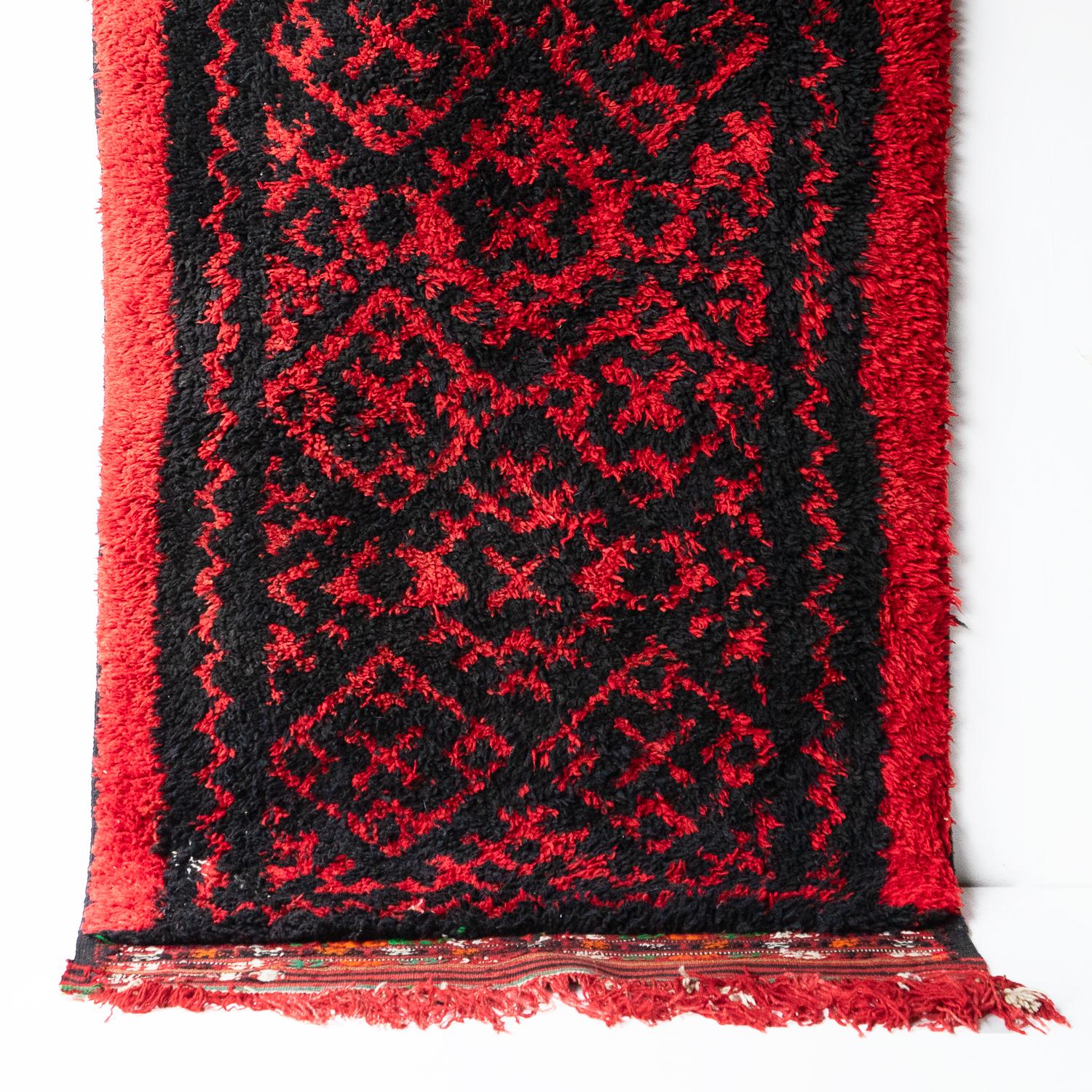 20ième siècle Tapis berbère algérien rouge vintage, tissé à la main en laine réversible à poils profonds et à lamelles en vente