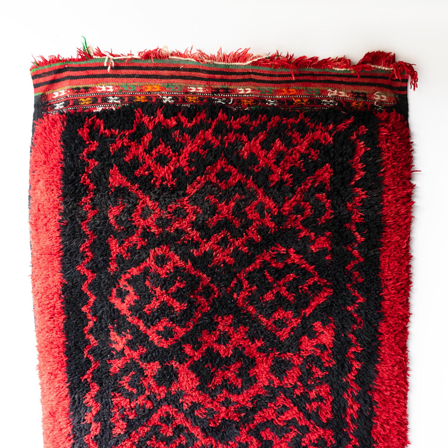 Laine Tapis berbère algérien rouge vintage, tissé à la main en laine réversible à poils profonds et à lamelles en vente