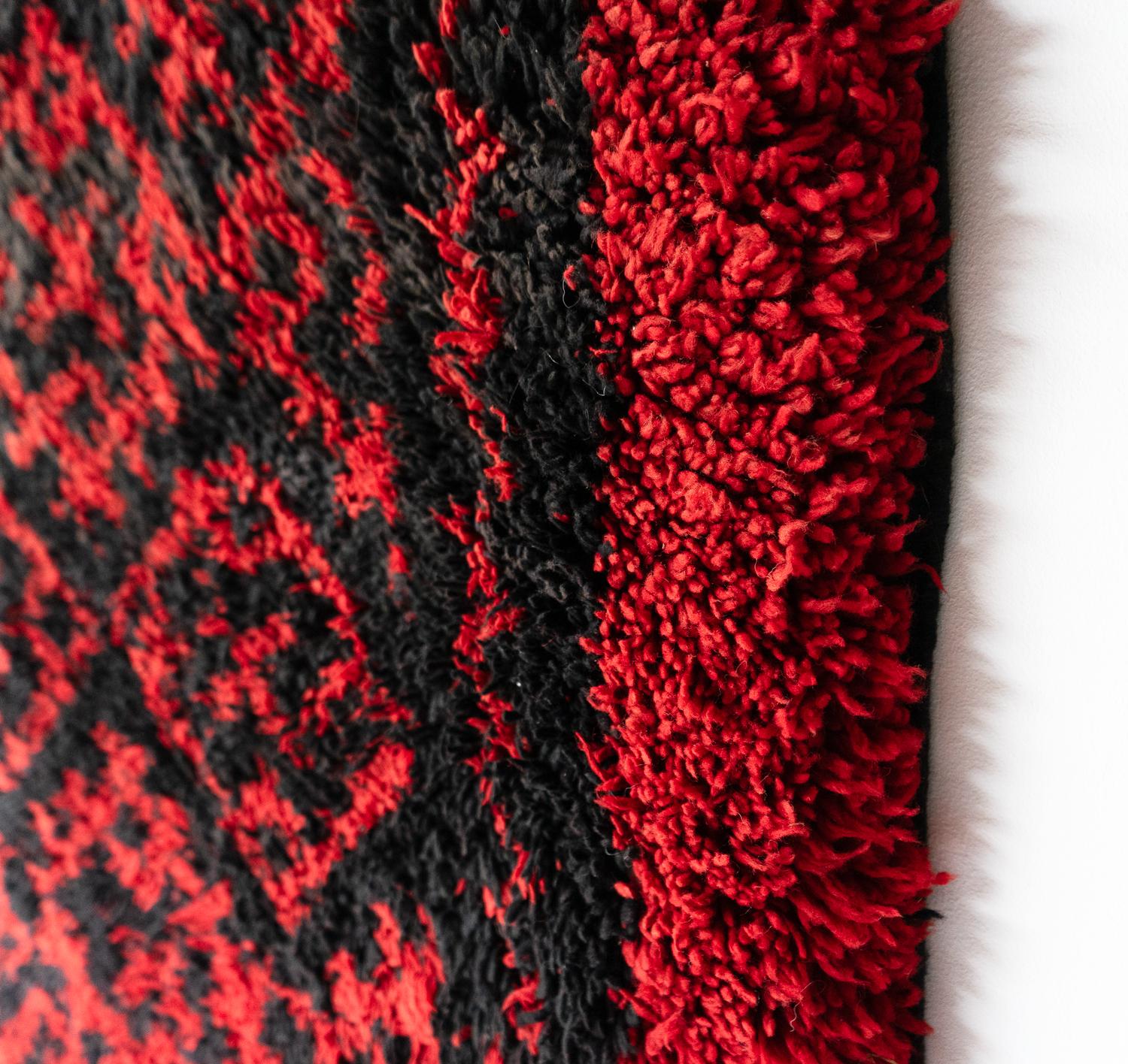 Tapis berbère algérien rouge vintage, tissé à la main en laine réversible à poils profonds et à lamelles en vente 1