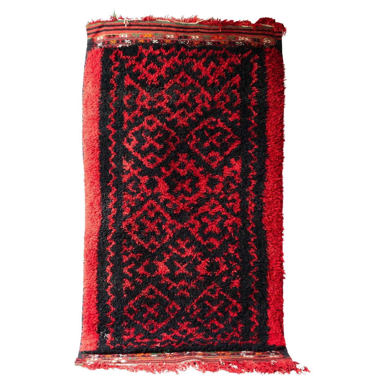 Tappeto berbero algerino rosso d'epoca, tessuto a mano in lana a trama profonda reversibile/piatta