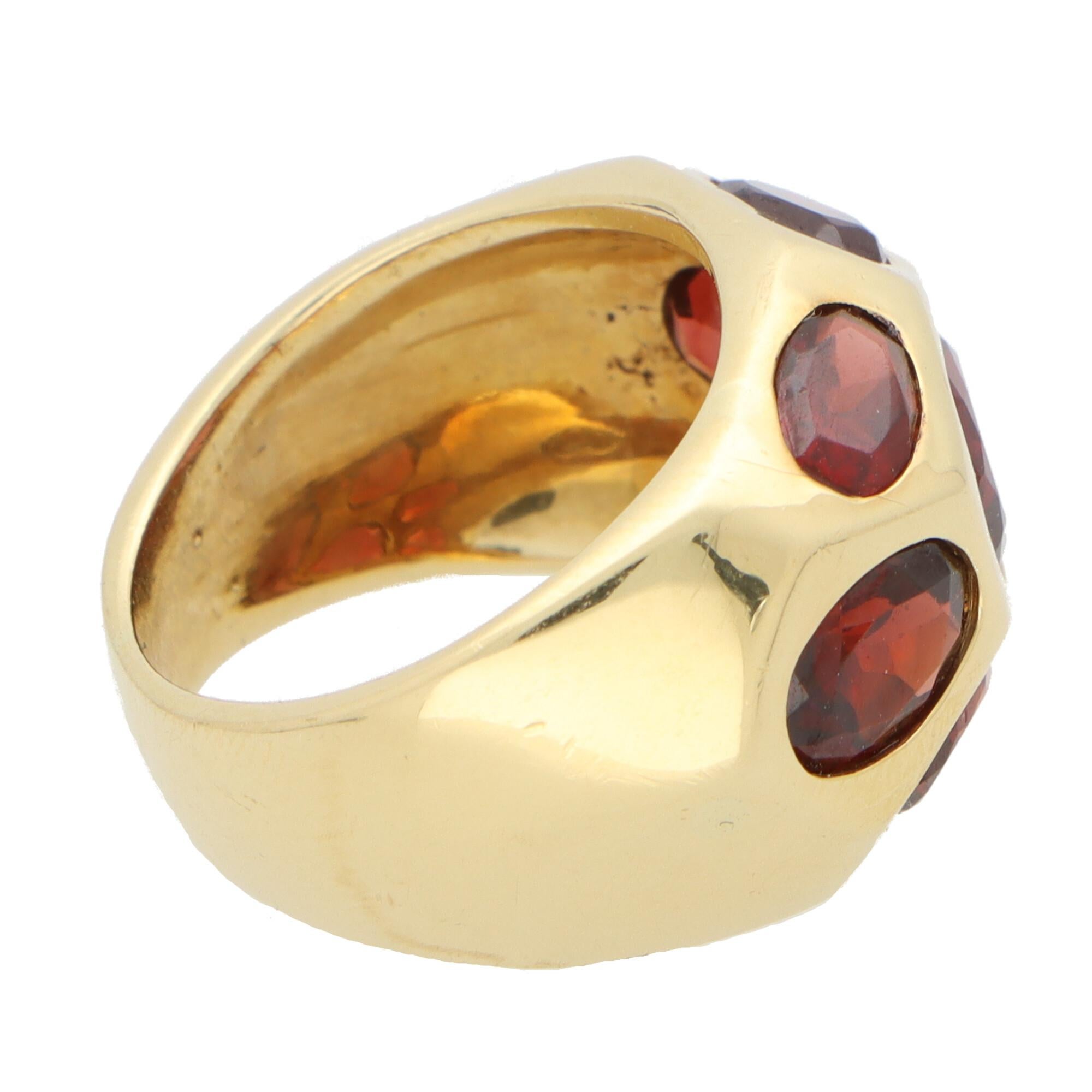 Vintage Red Almandine Garnet Bombe Ring Set in 18k Yellow Gold In Excellent Condition For Sale In London, GB