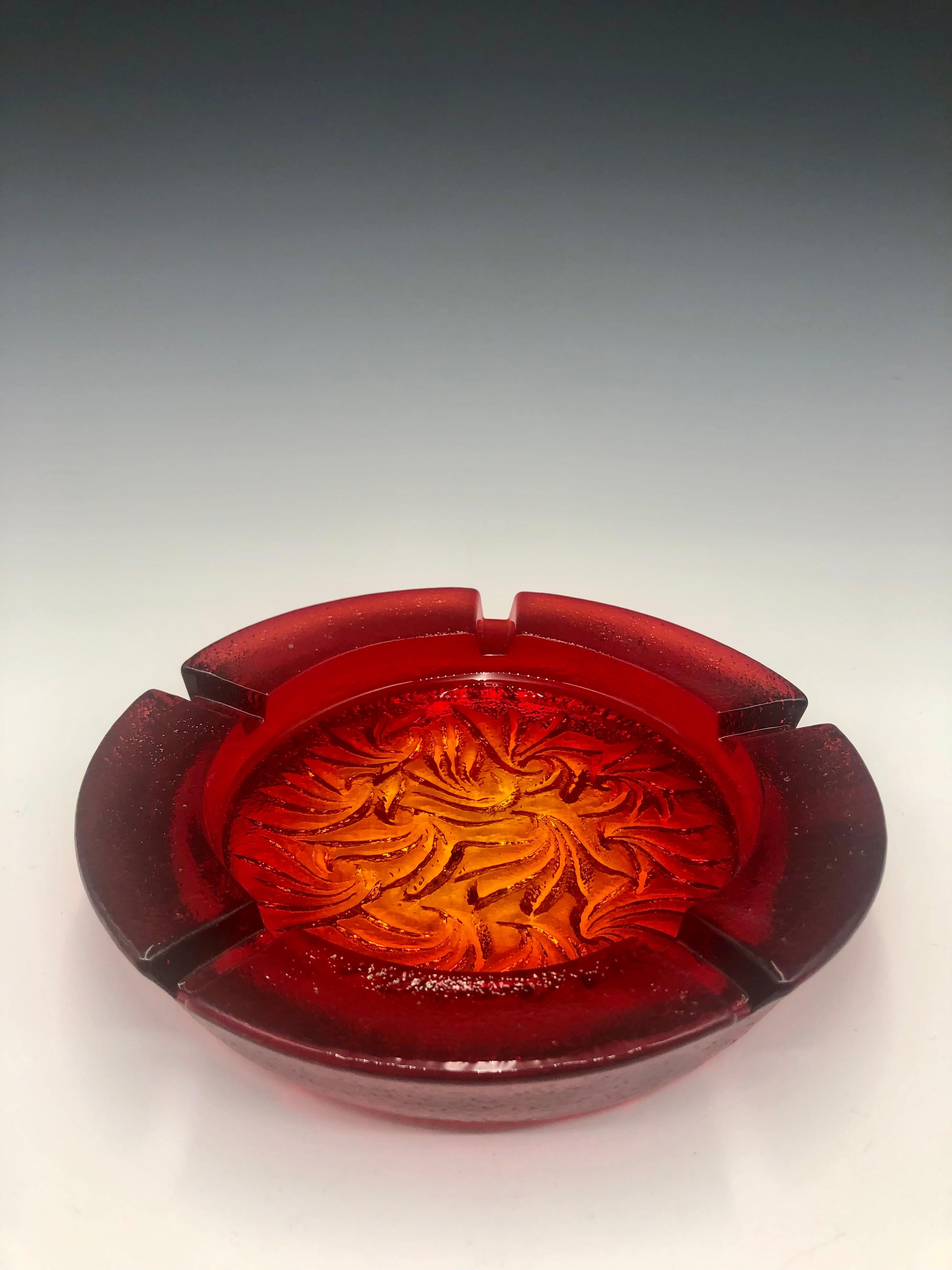 Wunderschöner roter Fauna Amberina Blenko Kunstglas-Aschenbecher aus der Mitte des Jahrhunderts, mit einem tief eingeprägten Blattmuster auf dem Boden. Intensive Amberina-Farben, die von gelb bis tief orange/rot reichen. 

Es ist in großen