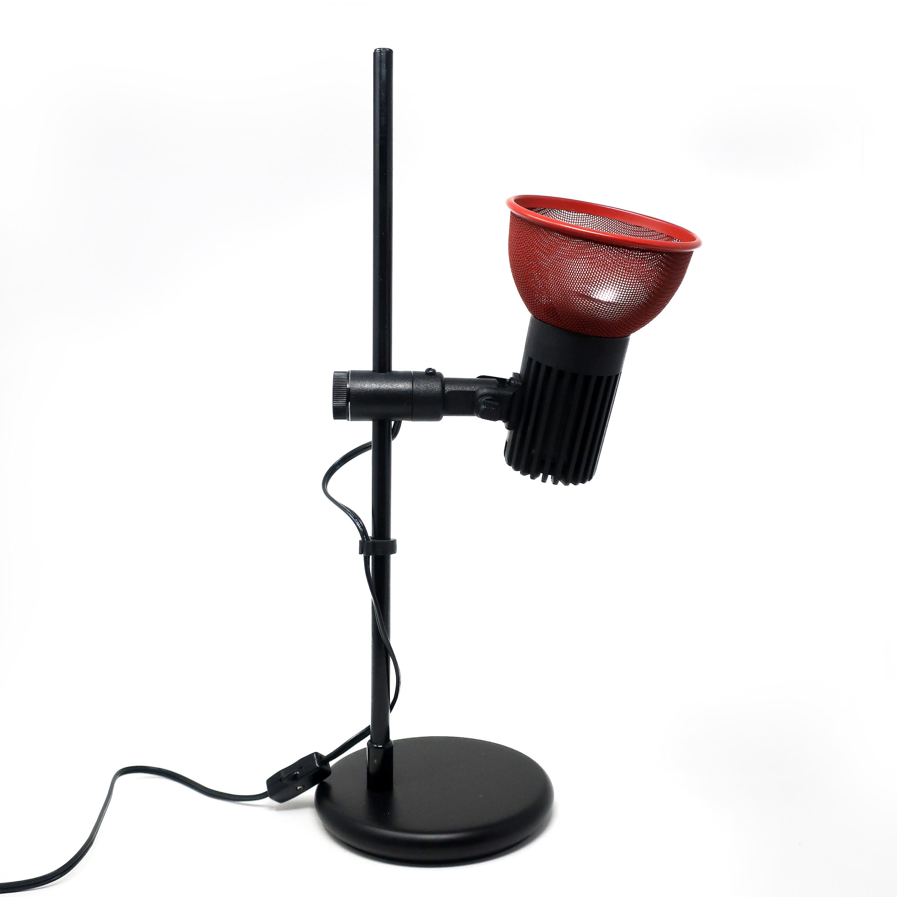 Rote und schwarze Schreibtischlampe mit Metallschirm (Postmoderne) im Angebot