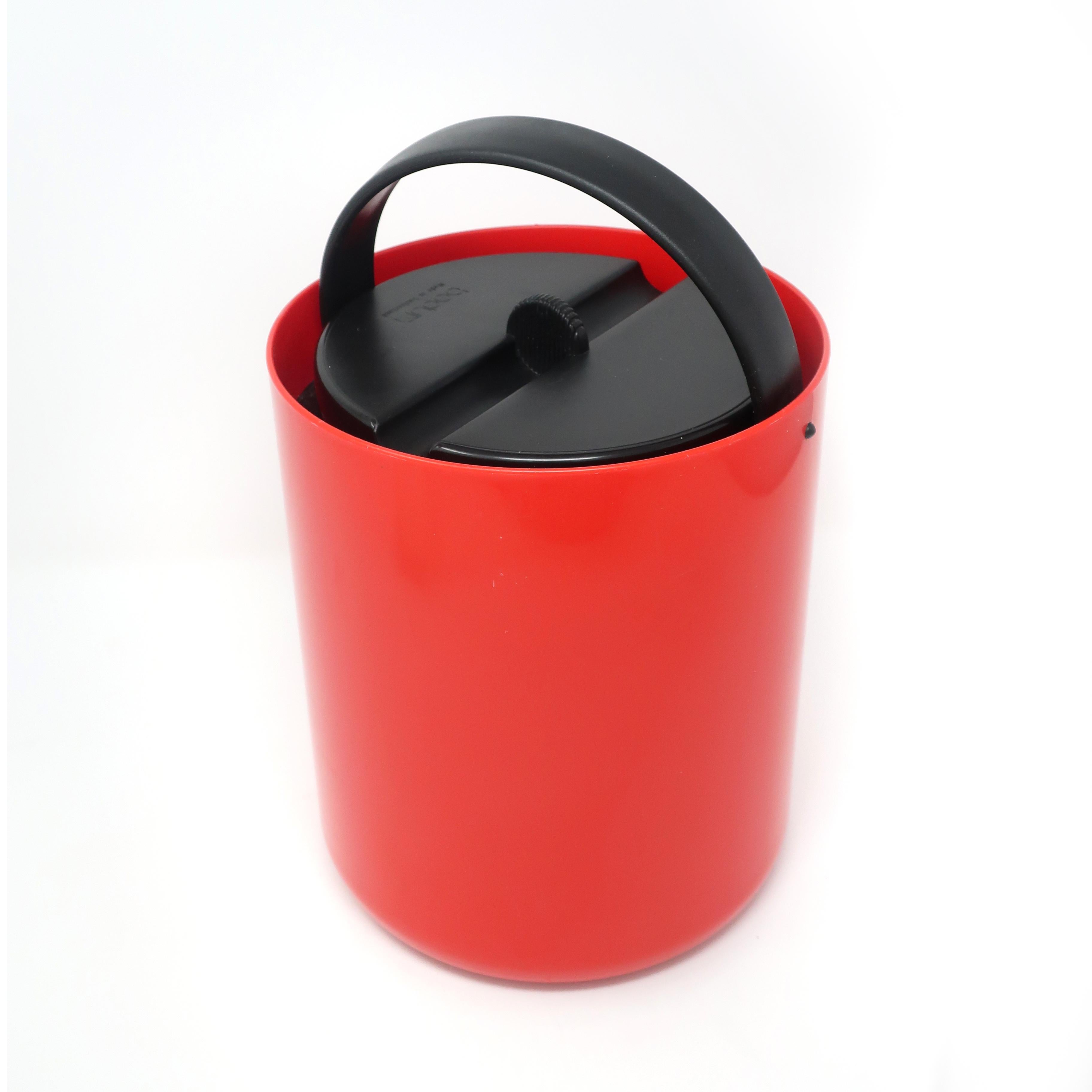 Vintage Red and Black Plastic Ice Bucket by Bodum In Good Condition For Sale In Brooklyn, NY