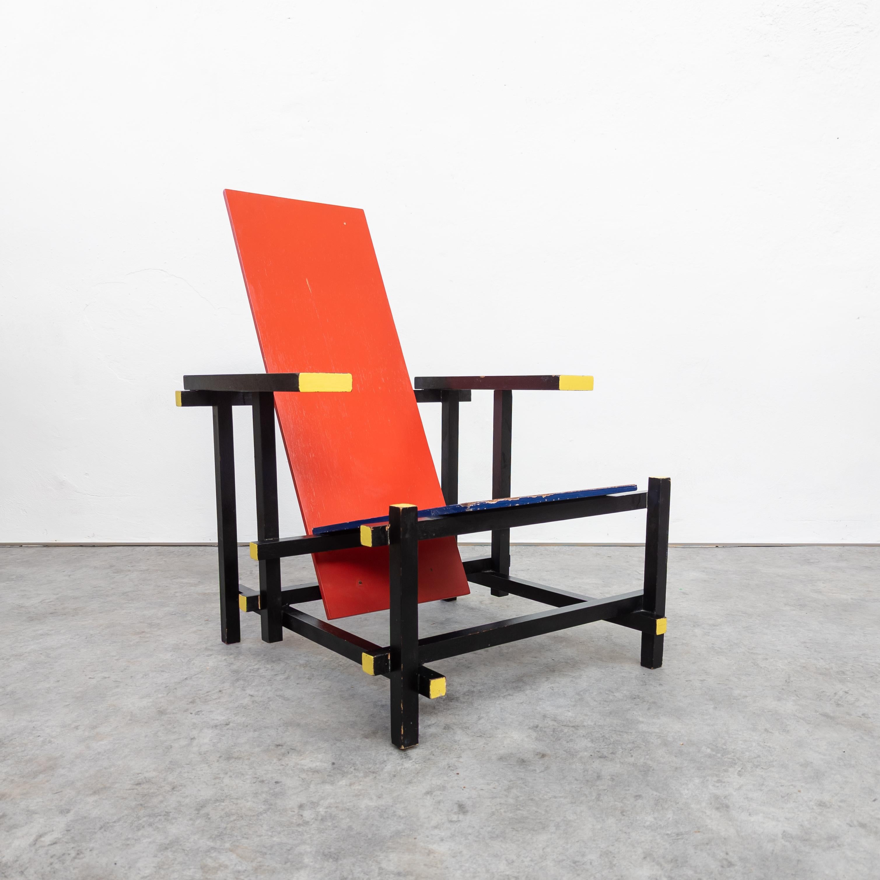 Chaise iconique conçue par l'artiste néerlandais Gerrit Rietveld entre 1918 et 1923. Cette pièce particulière date du début des années 1970. Le fabricant est inconnu, mais tous les joints et l'ensemble de l'artisanat semblent très professionnels. En