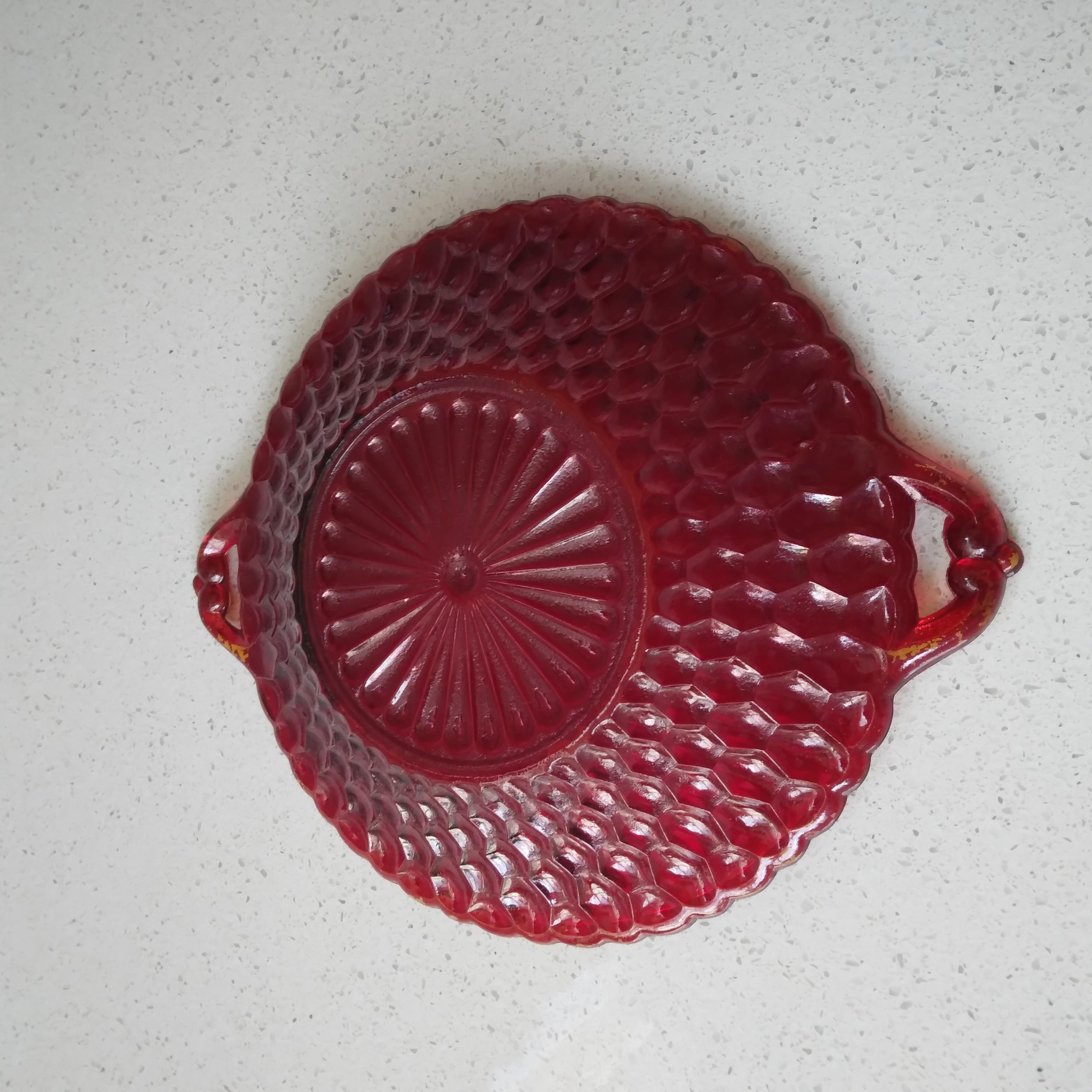 Vintage Red and Gold Glass Dish with Handles in Honeycomb Design In Fair Condition In Munster, IN