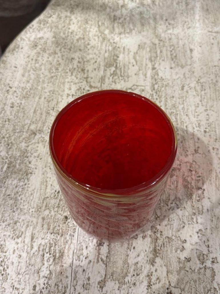 Vaso decorativo in vetro di Murano rosso con accenti dorati.  Un accessorio meraviglioso! Questo vaso sarebbe anche un ottimo regalo
5,5 l x 10 h