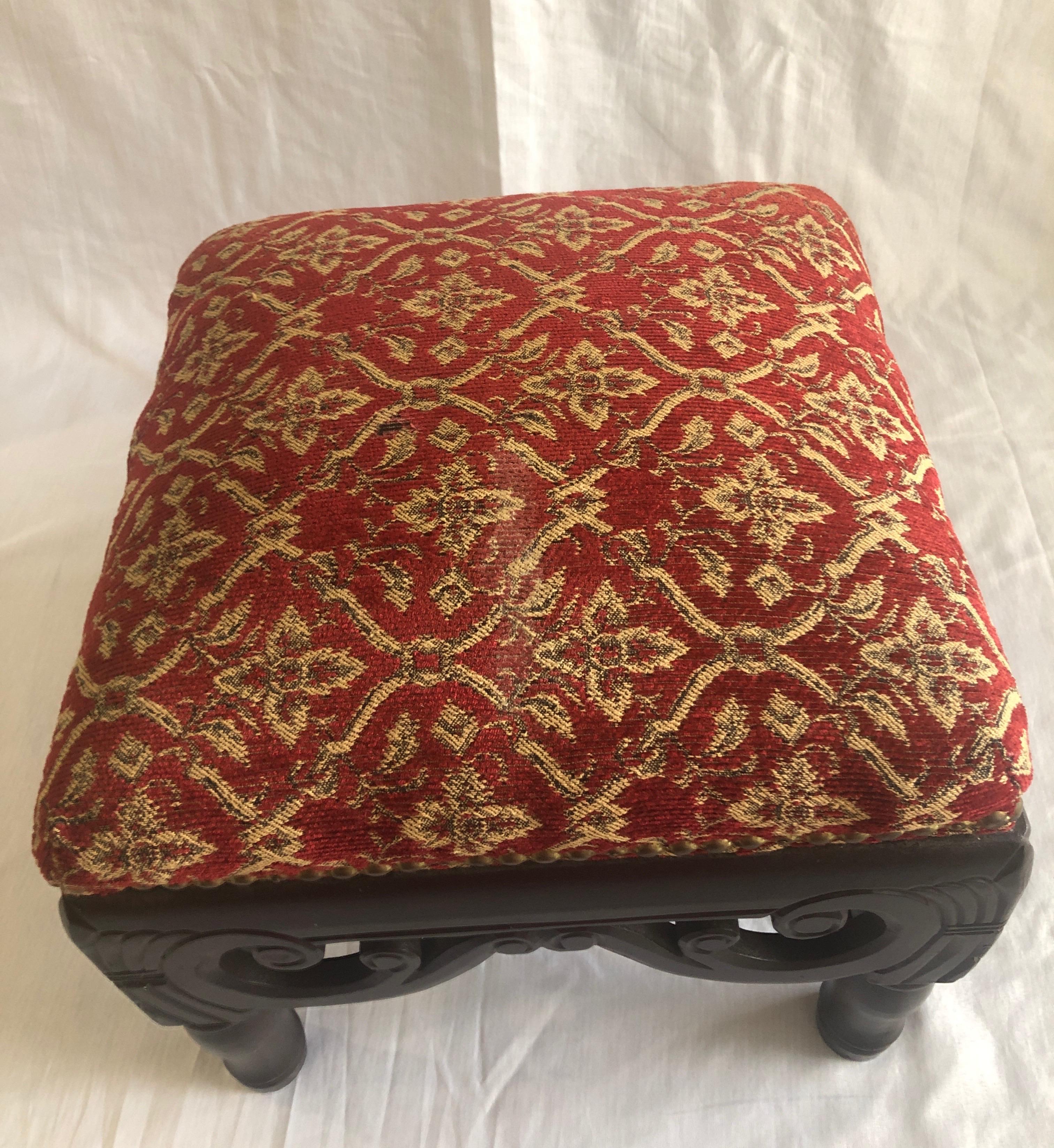 Vintage red and gold square upholstered footstool,
Dark color stained hand carved wood stool.
Gold and red chanille fabric and brass nail heads.
Size: 12.5” W x 12.5” D x 11.5” H.