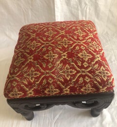 Quadratischer gepolsterter Fußhocker in Rot und Gold