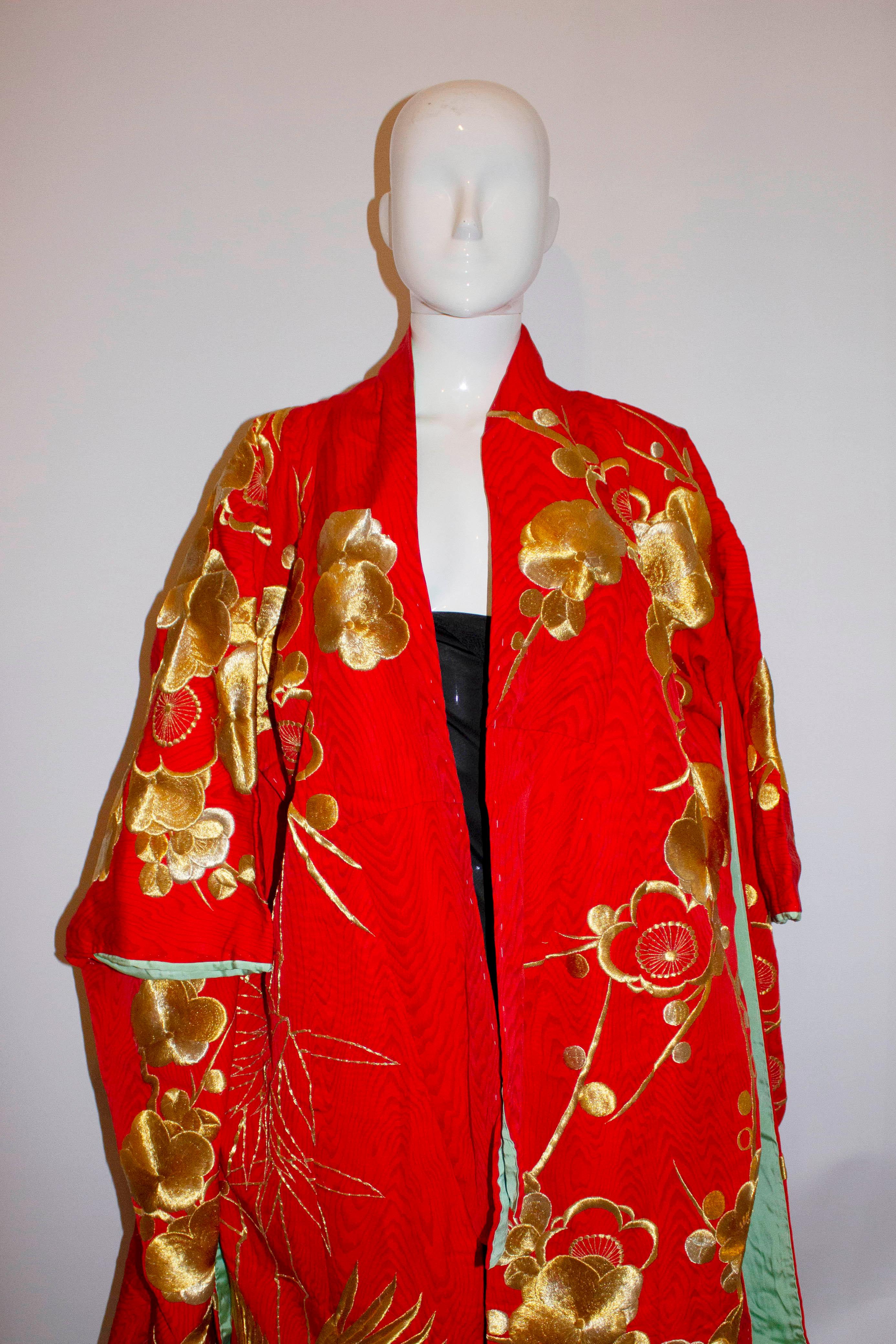 Rouge Kimono de mariée vintage rouge et or  en vente