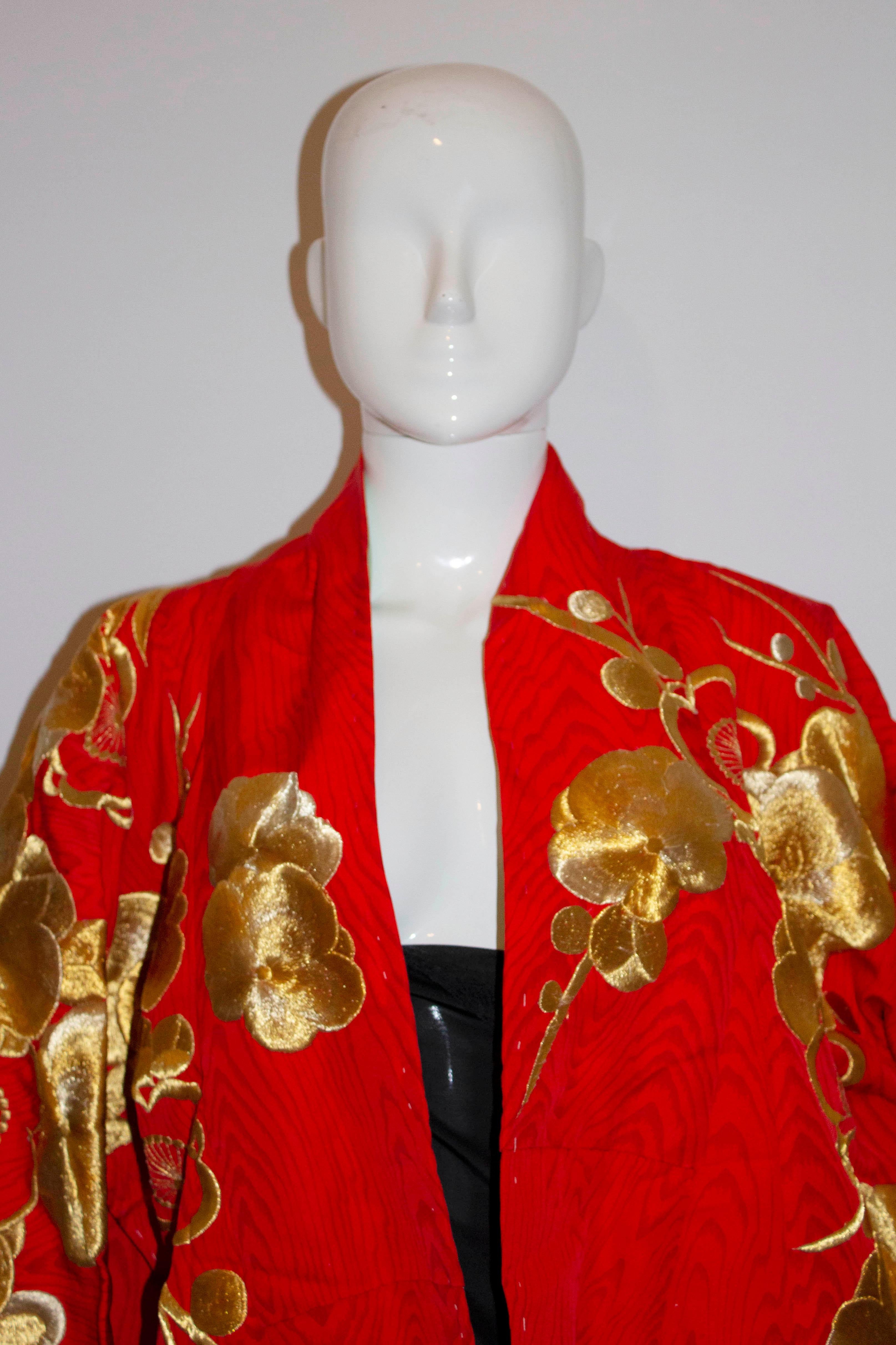 Kimono de mariée vintage rouge et or  Unisexe en vente