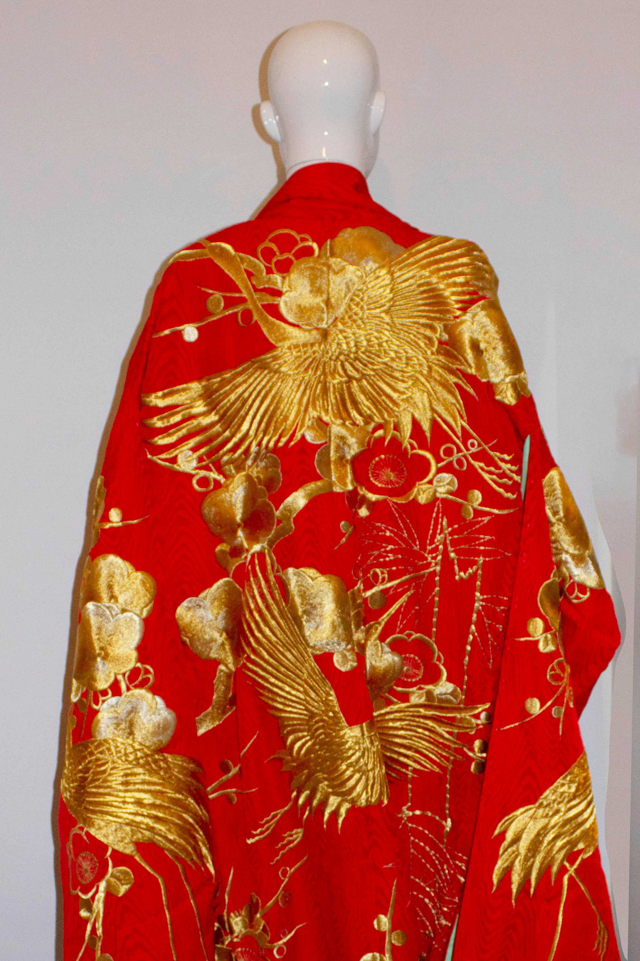 Kimono de mariée vintage rouge et or  en vente 1