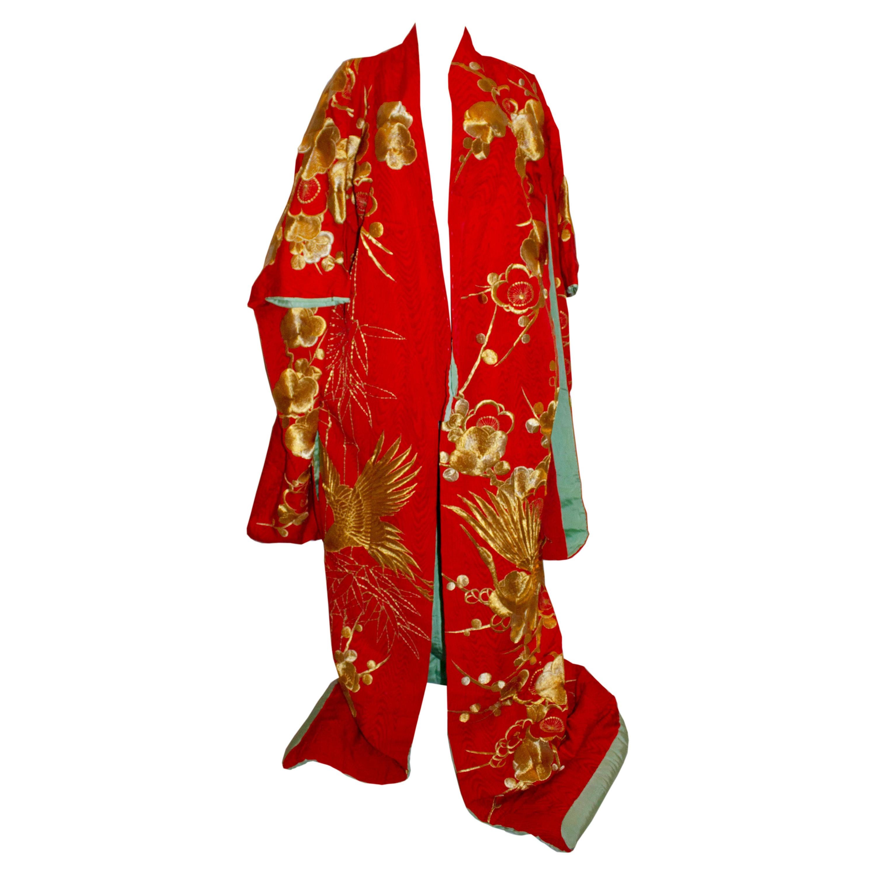 Kimono de mariée vintage rouge et or  en vente