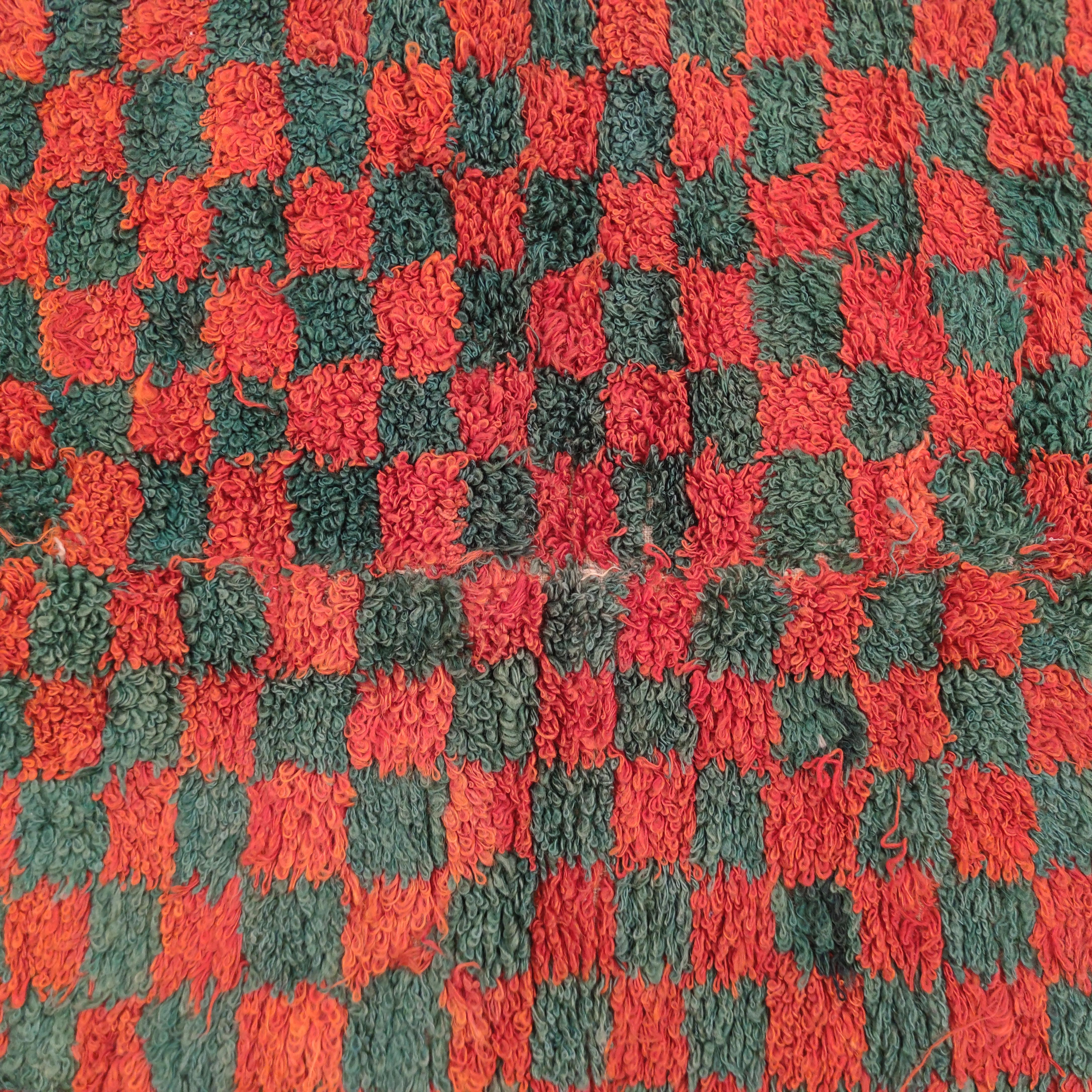 Vintage Red and Green Checkerboard Turkish Tulu Rug In Good Condition For Sale In Milan, IT