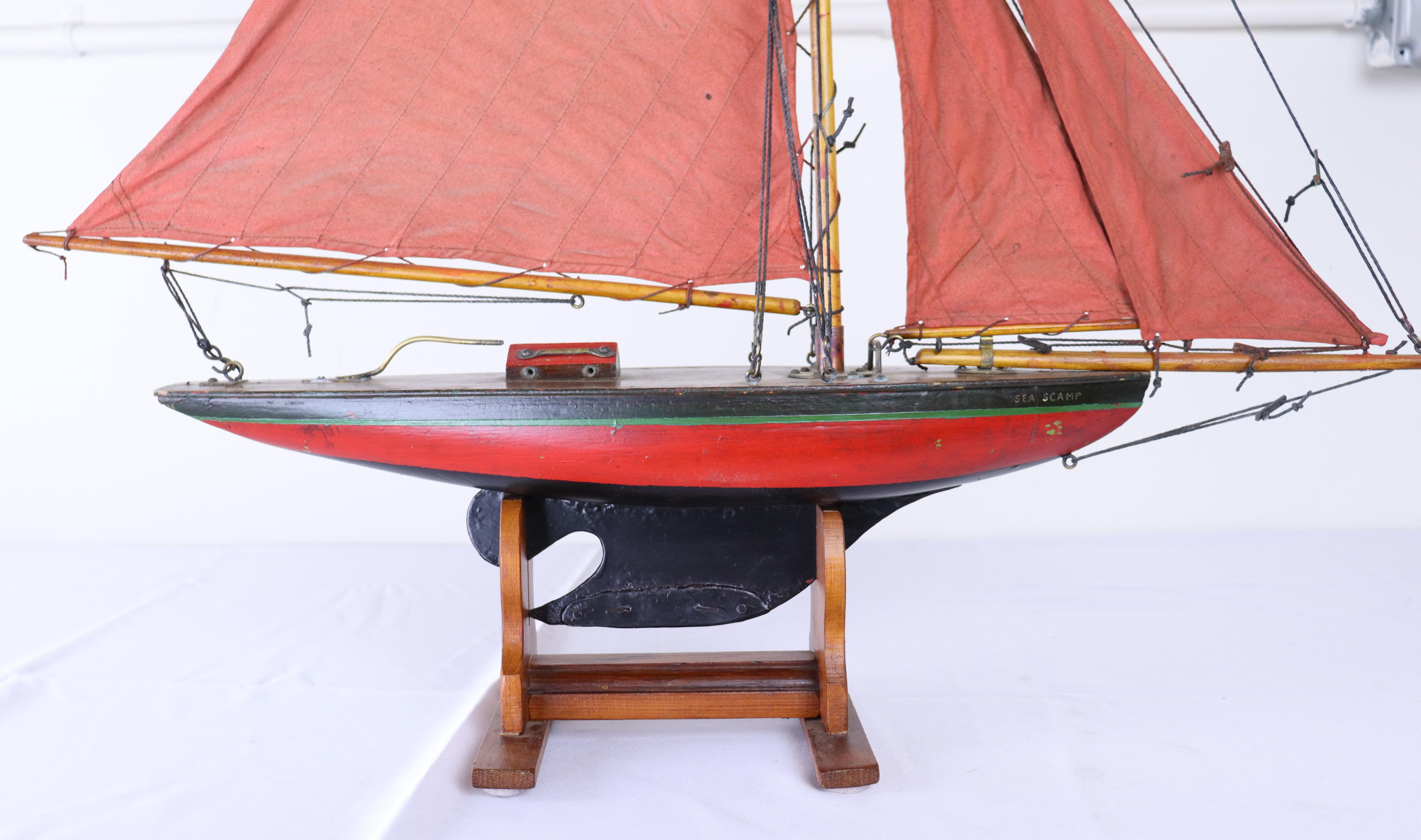 Roter und grüner Teich Yacht „Sea Scamp“ im Vintage-Stil im Angebot 1