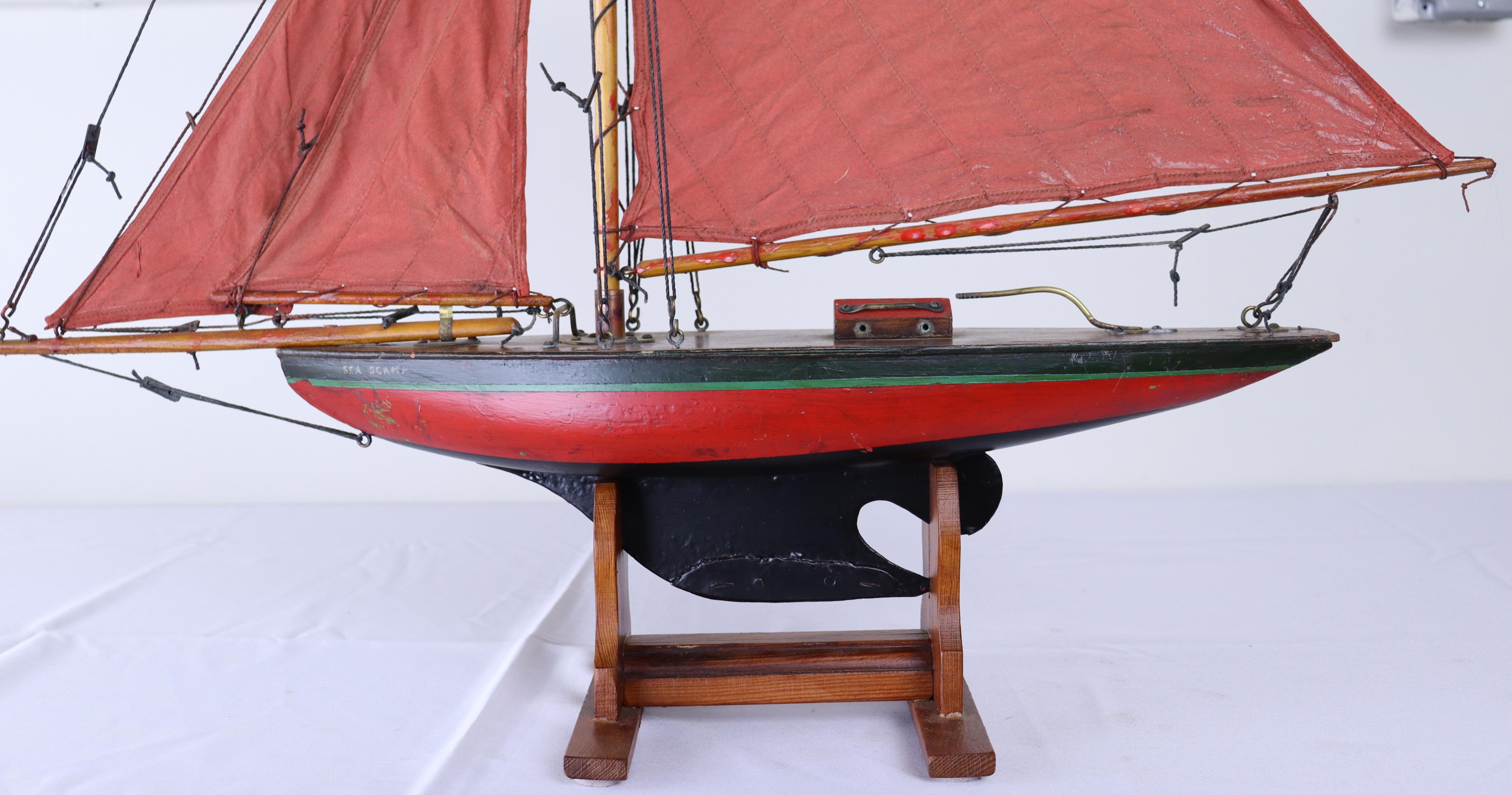 Roter und grüner Teich Yacht „Sea Scamp“ im Vintage-Stil im Angebot 2