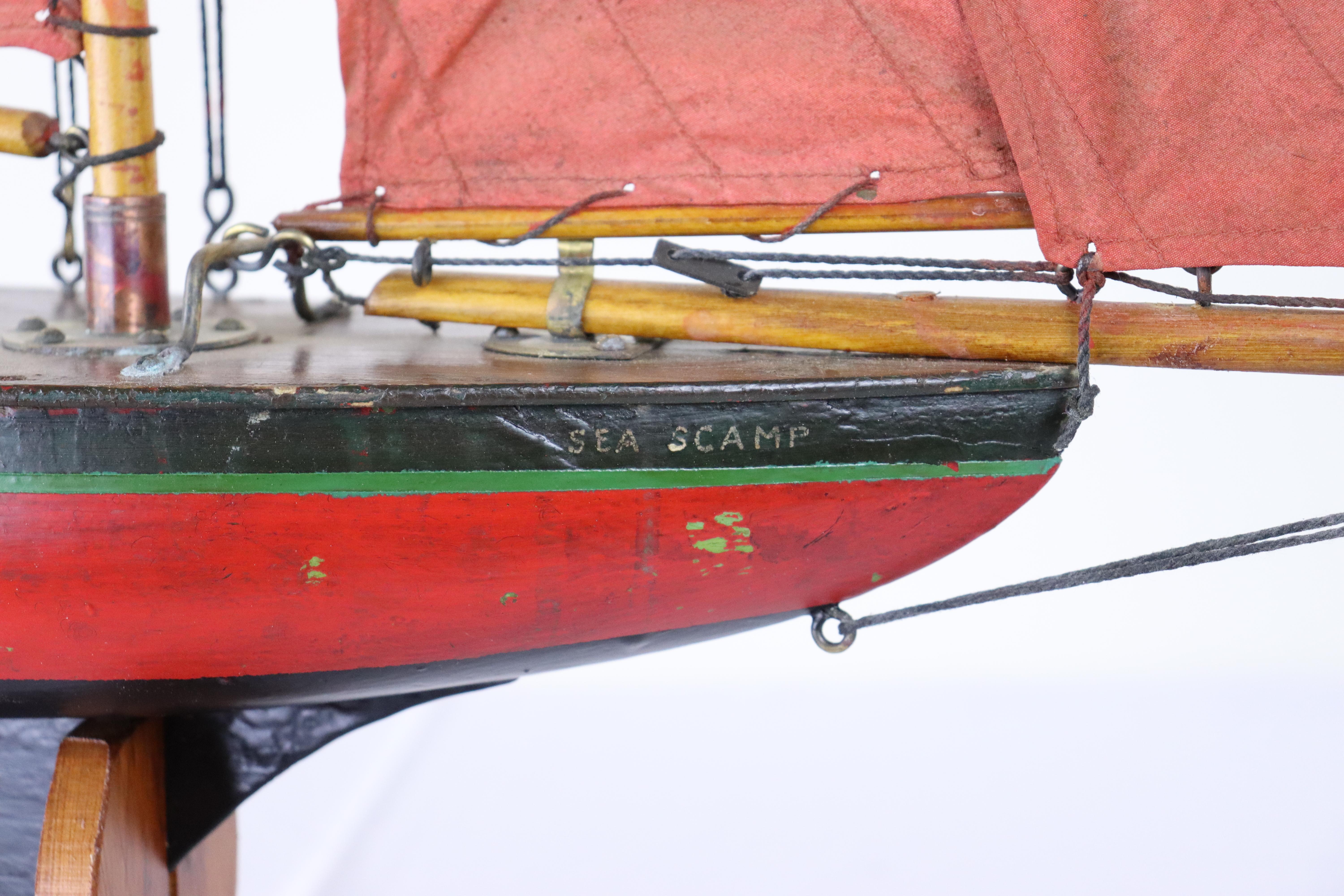 Roter und grüner Teich Yacht „Sea Scamp“ im Vintage-Stil im Angebot 3