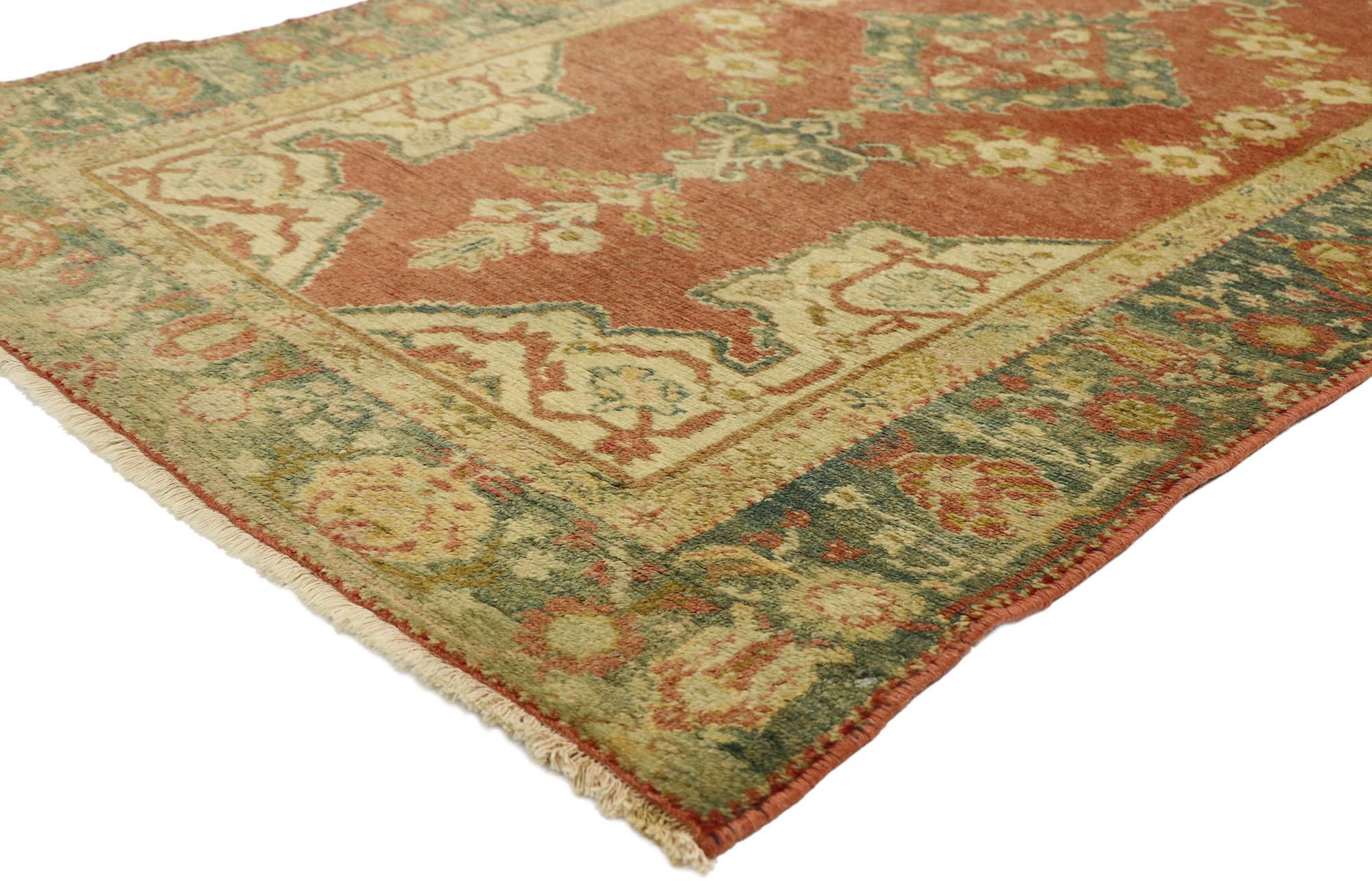 73915 Tappeto Vintage Oushak turco, 03'06 x 06'02. Immergiti in un tappeto Oushak turco vintage annodato a mano, intrecciato con fili di storia anatolica e tinte ammorbidite dal dolce trascorrere del tempo. Immagina un campo rosso mattone, la cui