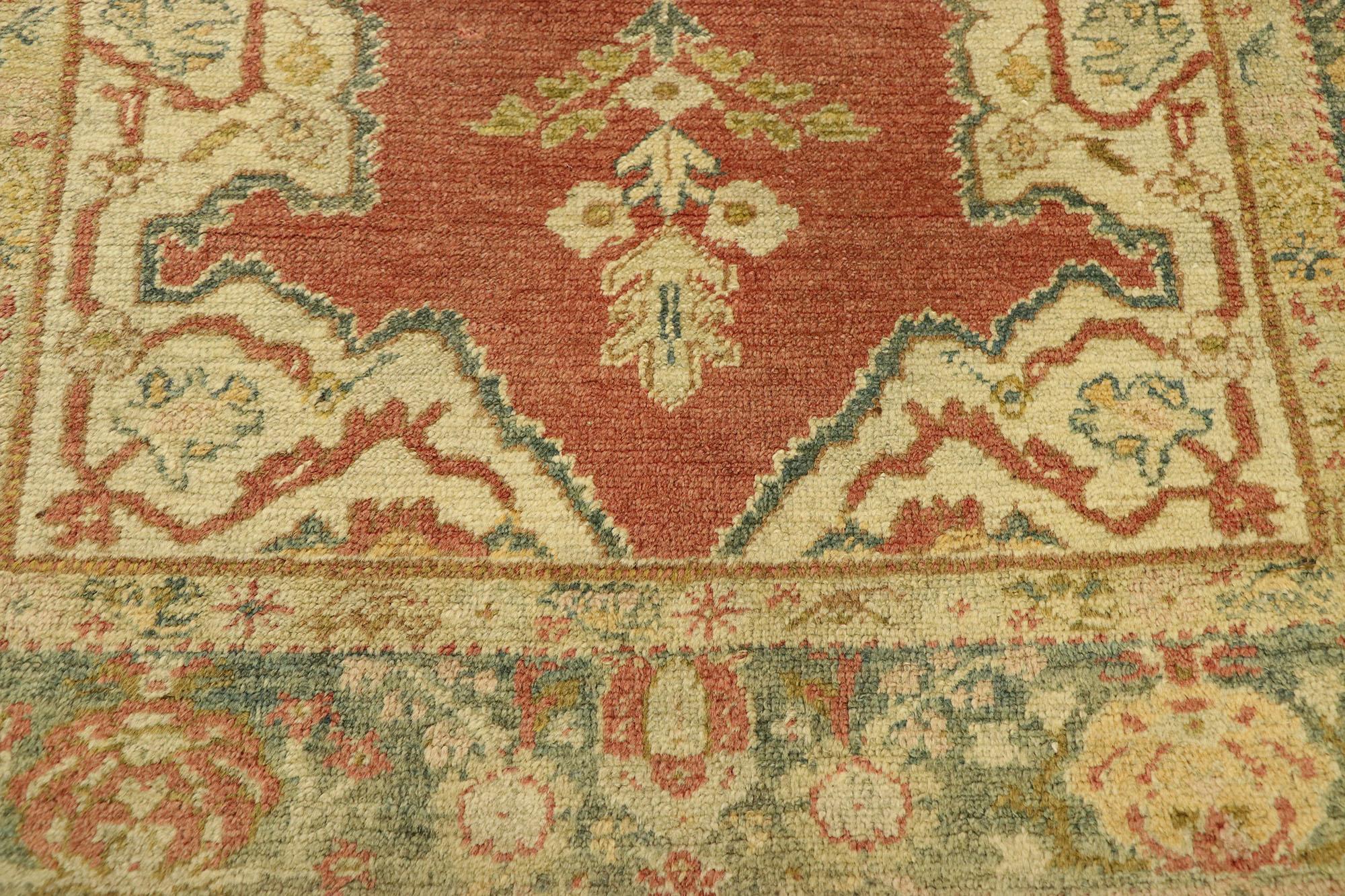 Annodato a mano Tappeto Oushak turco d'epoca rosso e verde in vendita