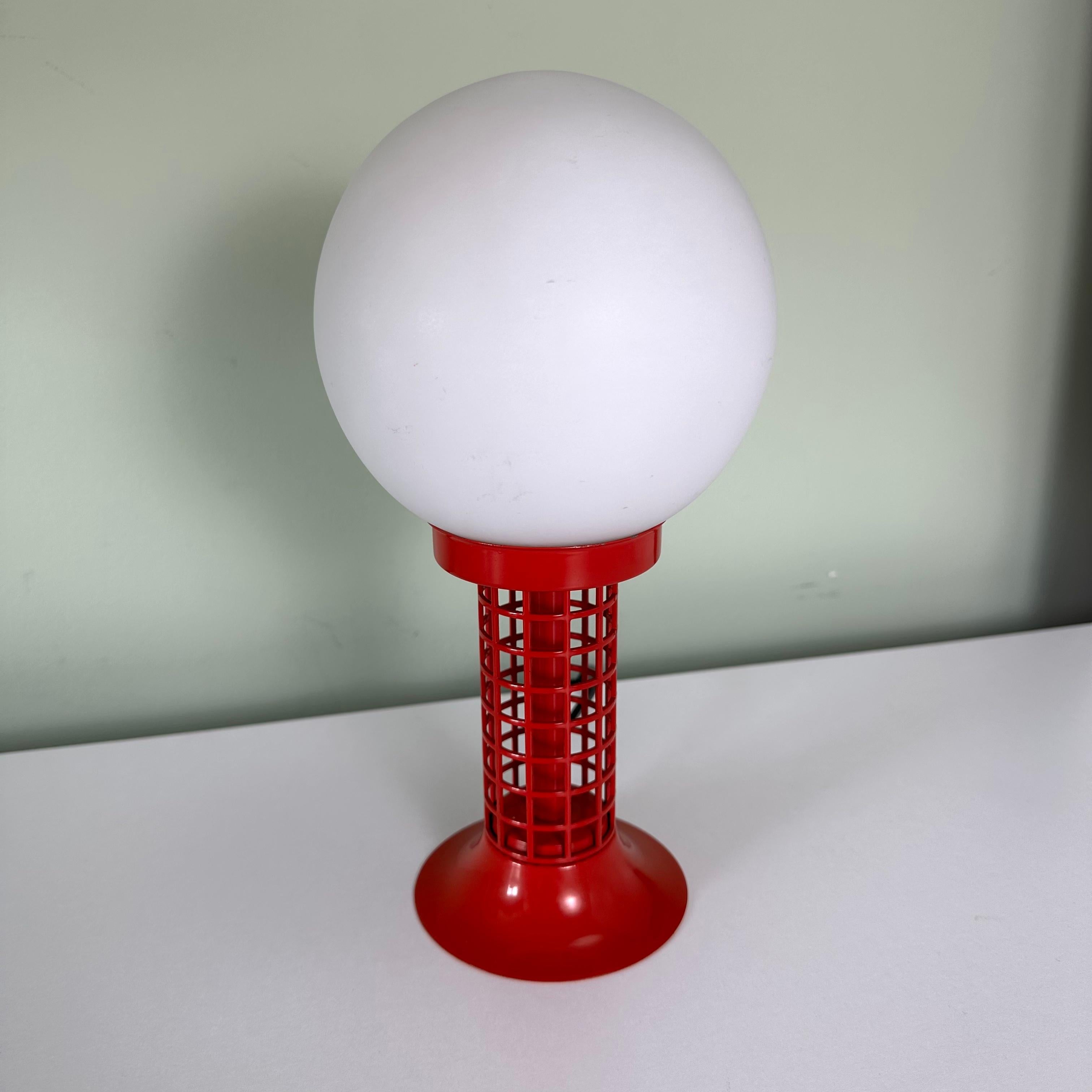 Dutch Vintage Red and White Modernist Globe Table Lamp For Sale