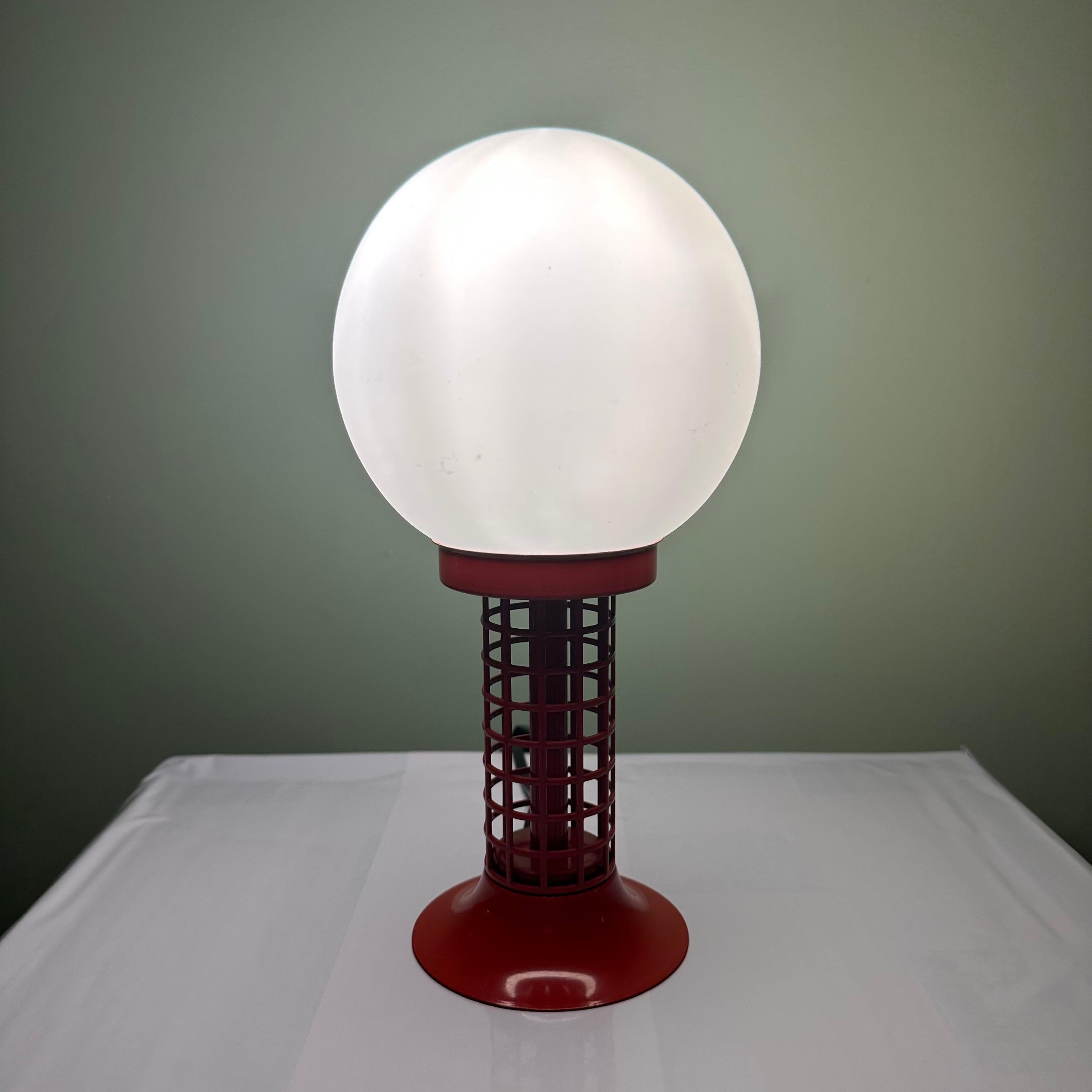 Vintage Red and White Modernist Globe Table Lamp In Good Condition For Sale In Amityville, NY