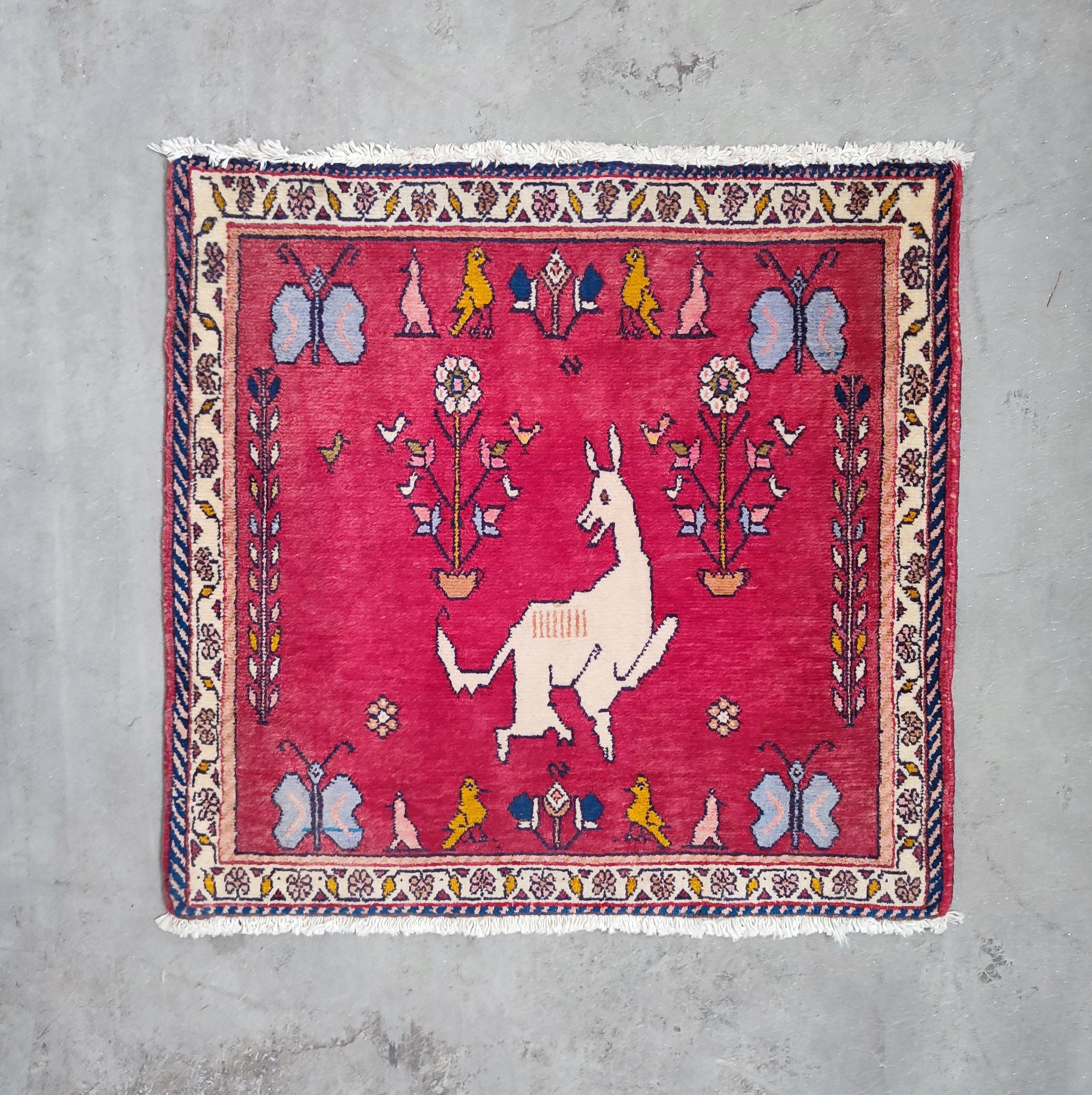 Vintage Red Animal Décor Handgeknüpfter Orientteppich - KOSTENLOSER VERSAND (Asiatisch) im Angebot