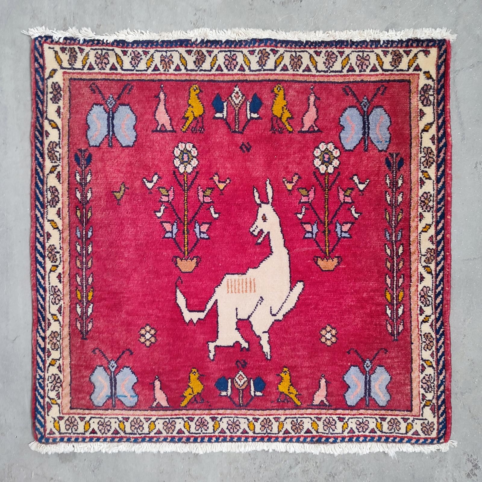 Vintage Red Animal Décor Hand-Knotted Oriental Rug - FREE SHIPPING In Good Condition For Sale In Bochum, NRW