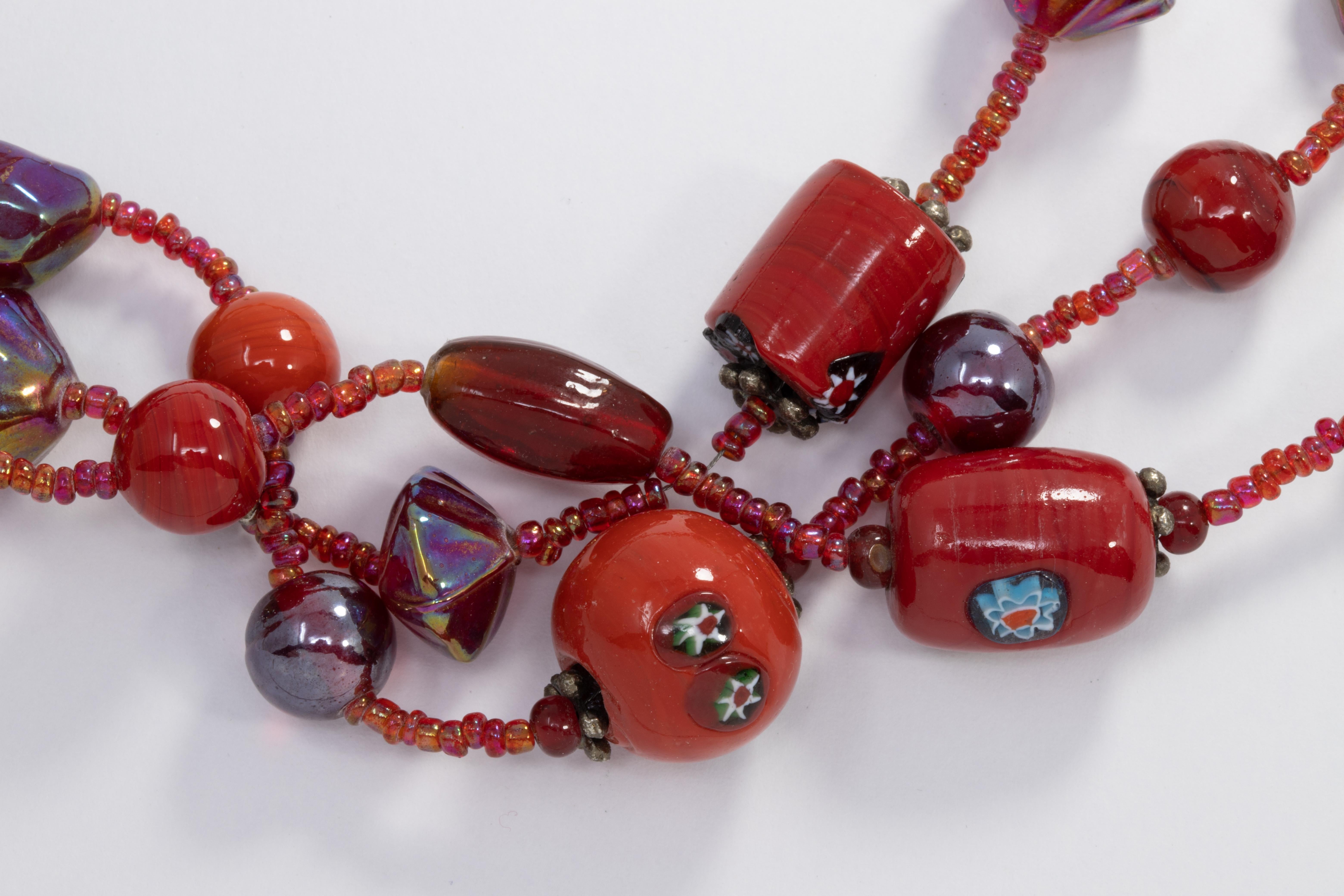 Rétro Collier vintage en perles de verre d'art rouge à plusieurs rangs, rouge, noir et accents irisés en vente