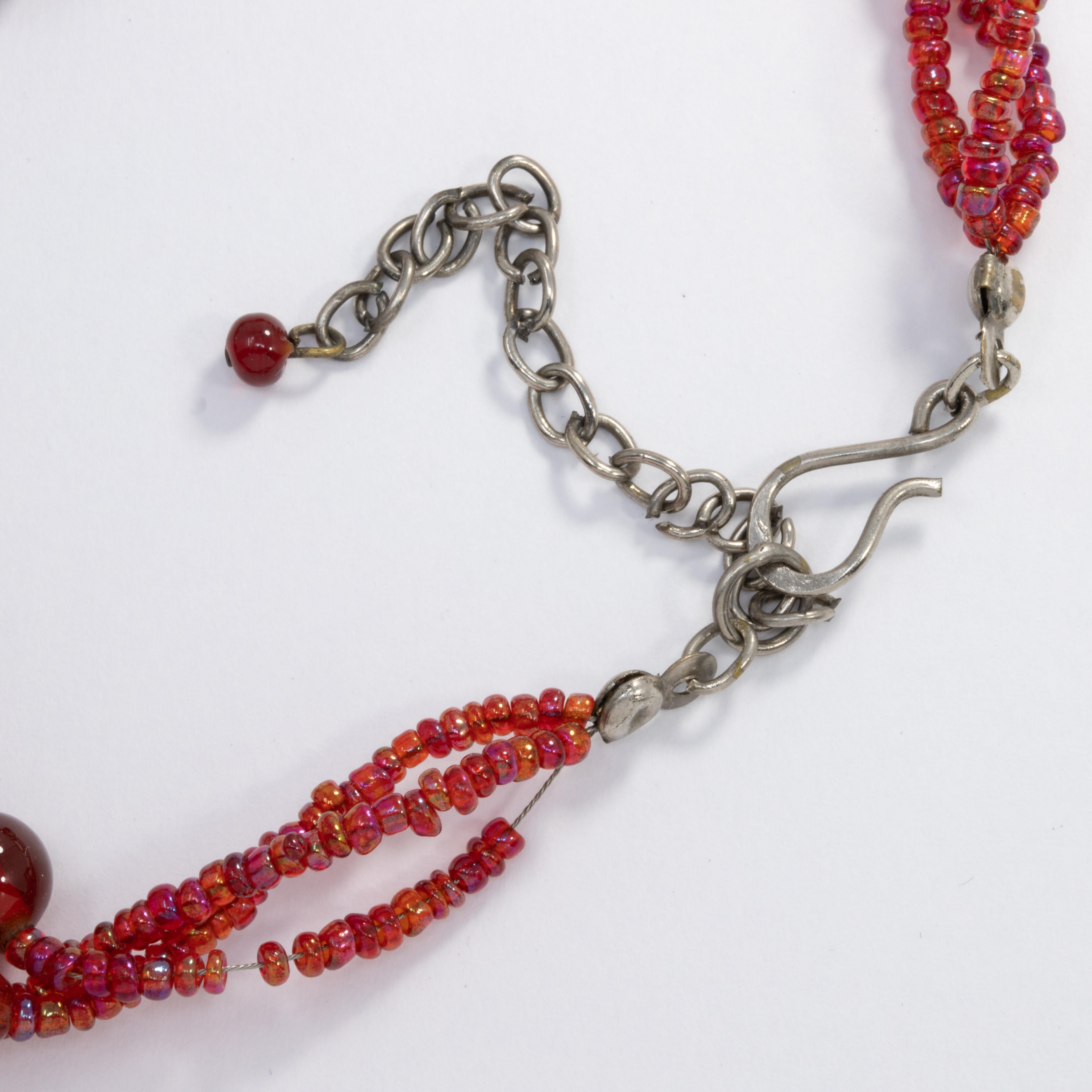 Collier vintage en perles de verre d'art rouge à plusieurs rangs, rouge, noir et accents irisés Excellent état - En vente à Milford, DE