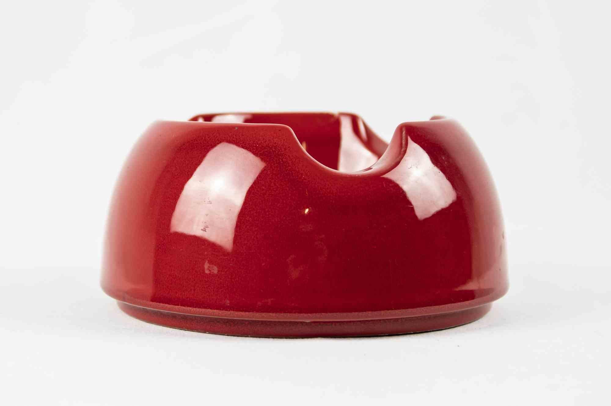 Vintage red ashtray is an original decorative object realized in 1970s.

A precious earthenware lacquered red colored.

Good conditions except for the base a little bit worn out on the edges.

Decor your home with a touch of elegance!