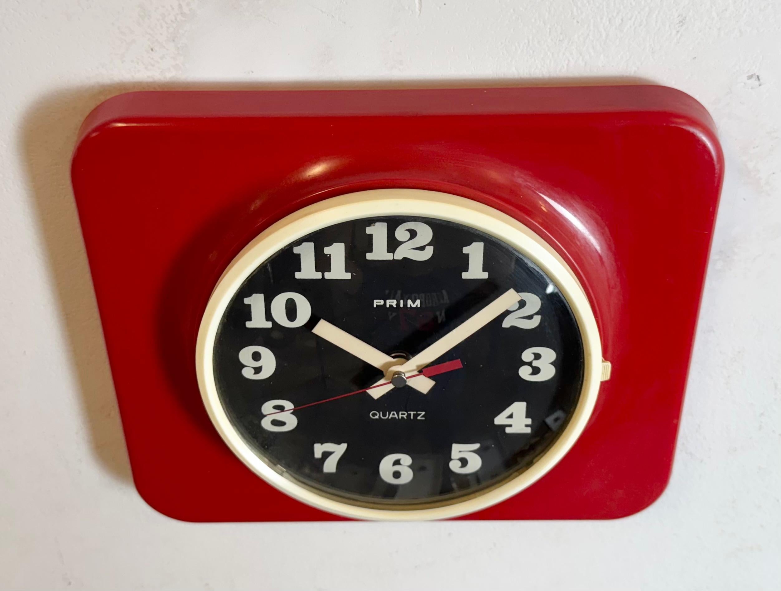 Vintage Red Plastic Wall Clock from Prim, 1970s In Good Condition For Sale In Kojetice, CZ