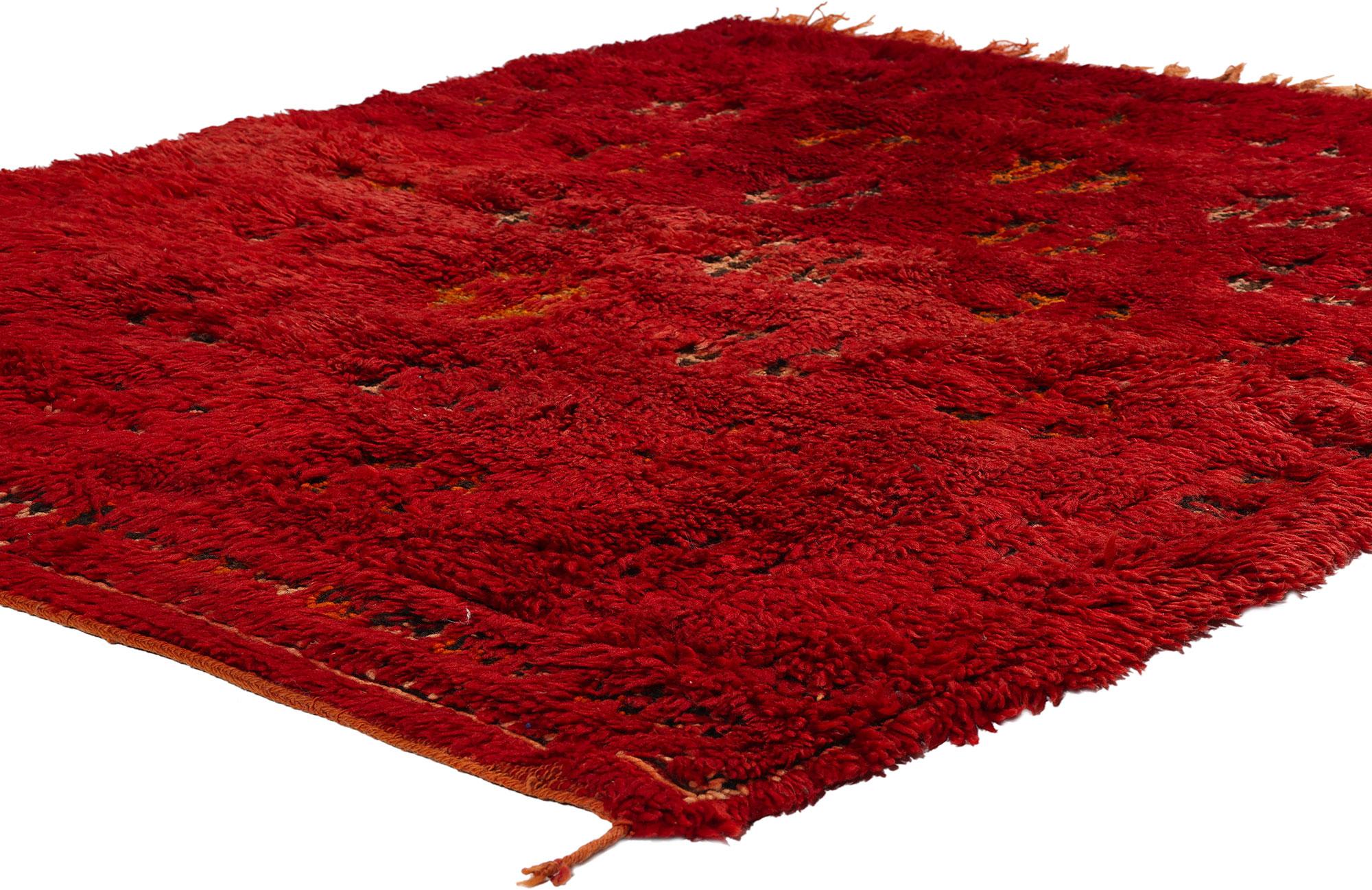 21796 Vintage Rot Beni MGuild Marokkanischer Teppich, 04'07 x 05'06. Die Beni M'Guild Rugs repräsentieren eine geschätzte Tradition des Beni M'Guild-Stammes, der im Herzen des Mittleren Atlasgebirges in Marokko lebt. Diese exquisiten Kreationen
