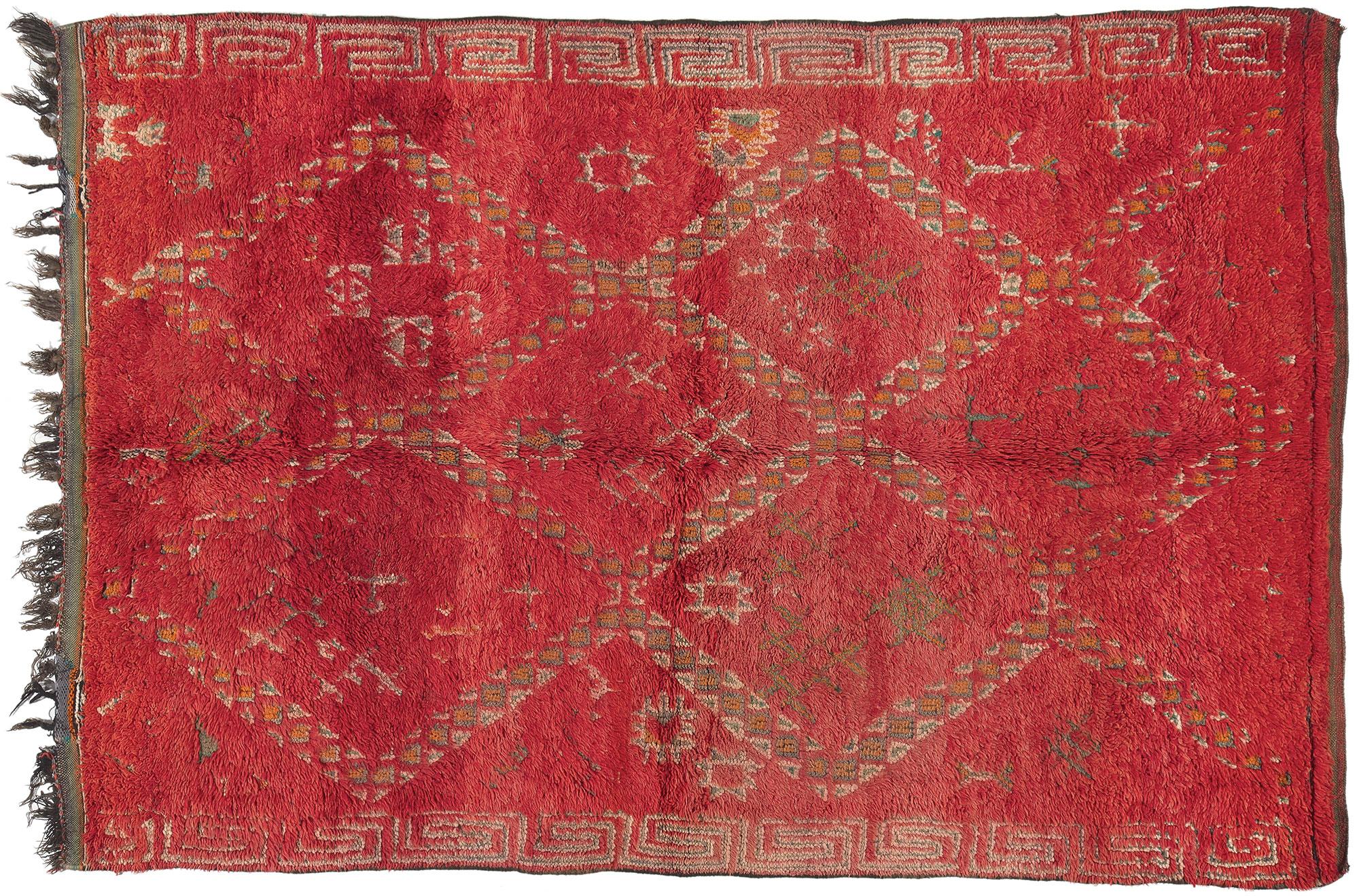Rouge Vintage  Tapis marocain Beni MGuild, l'audace bohème rencontre la modernité du milieu du siècle dernier en vente 2