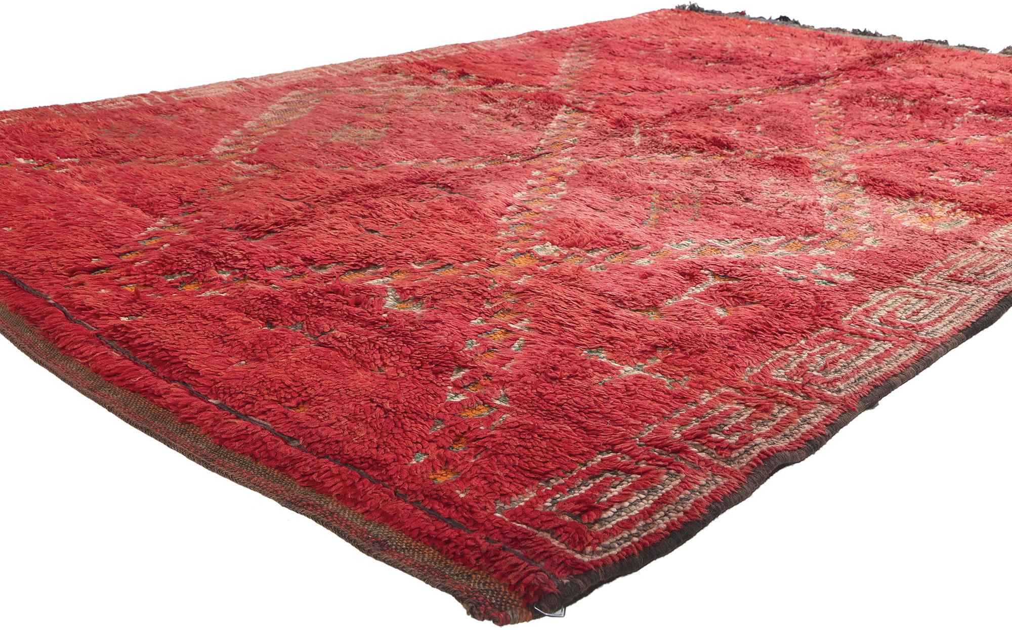 20153 Vintage Rot Beni MGuild Marokkanischer Teppich, 05'09 x 08'04. Dieser handgeknüpfte marokkanische Teppich aus Wolle im Vintage-Stil von Beni MGuild ist eine Verschmelzung von kühner Bohème-Ästhetik und modernem Midcentury-Stil. Das