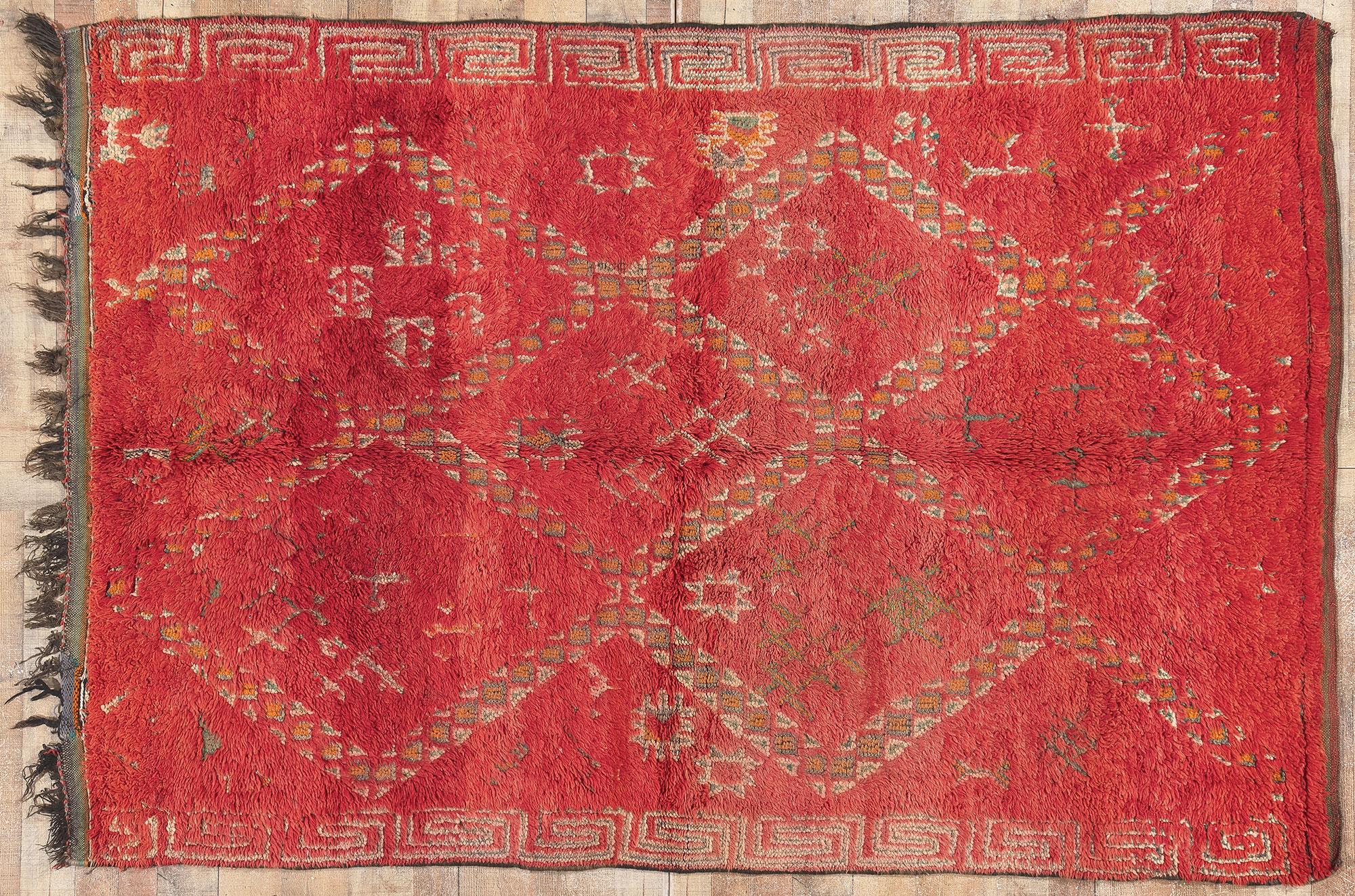 Rouge Vintage  Tapis marocain Beni MGuild, l'audace bohème rencontre la modernité du milieu du siècle dernier en vente 1