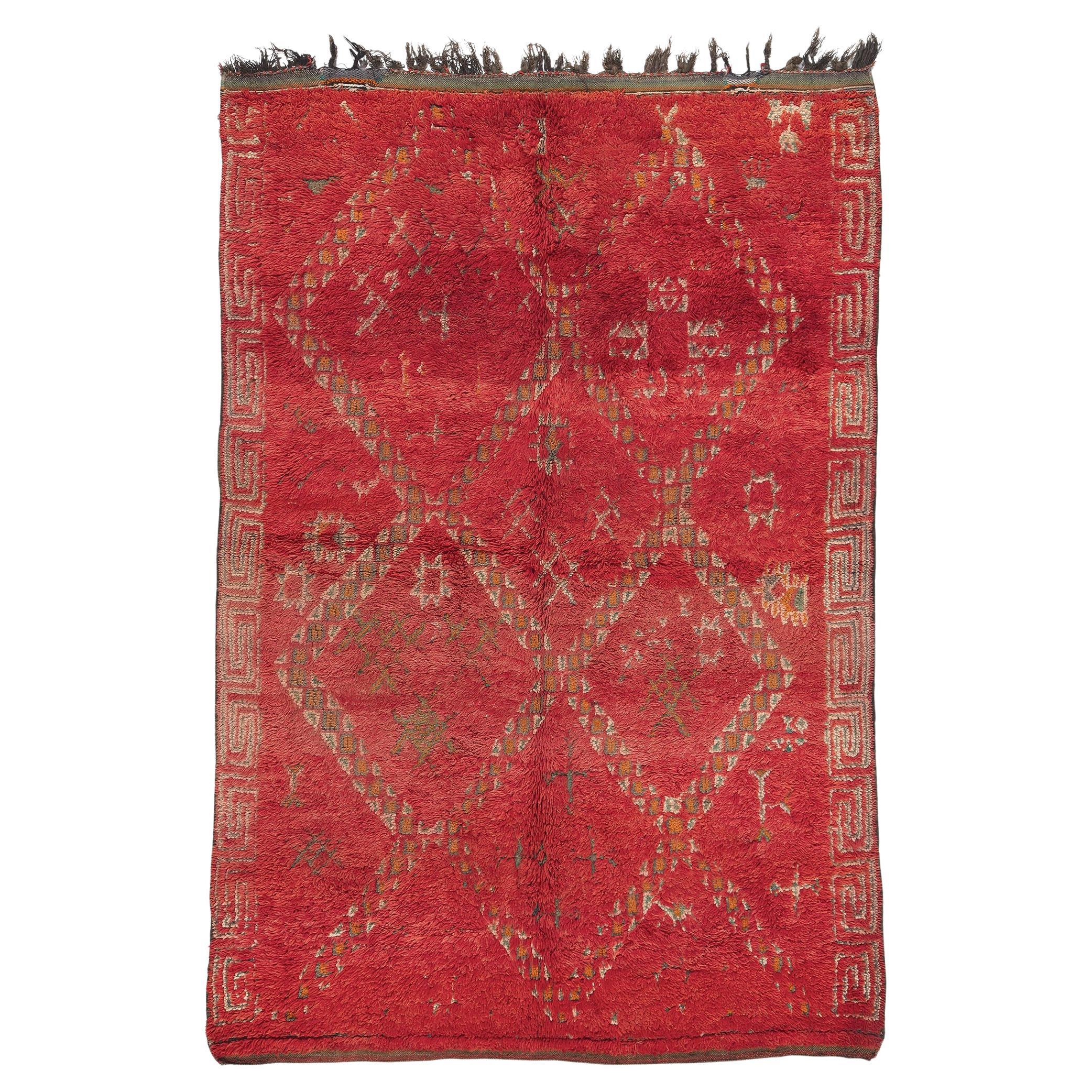 Rouge Vintage  Tapis marocain Beni MGuild, l'audace bohème rencontre la modernité du milieu du siècle dernier