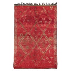 Rouge Vintage  Tapis marocain Beni MGuild, l'audace bohème rencontre la modernité du milieu du siècle dernier