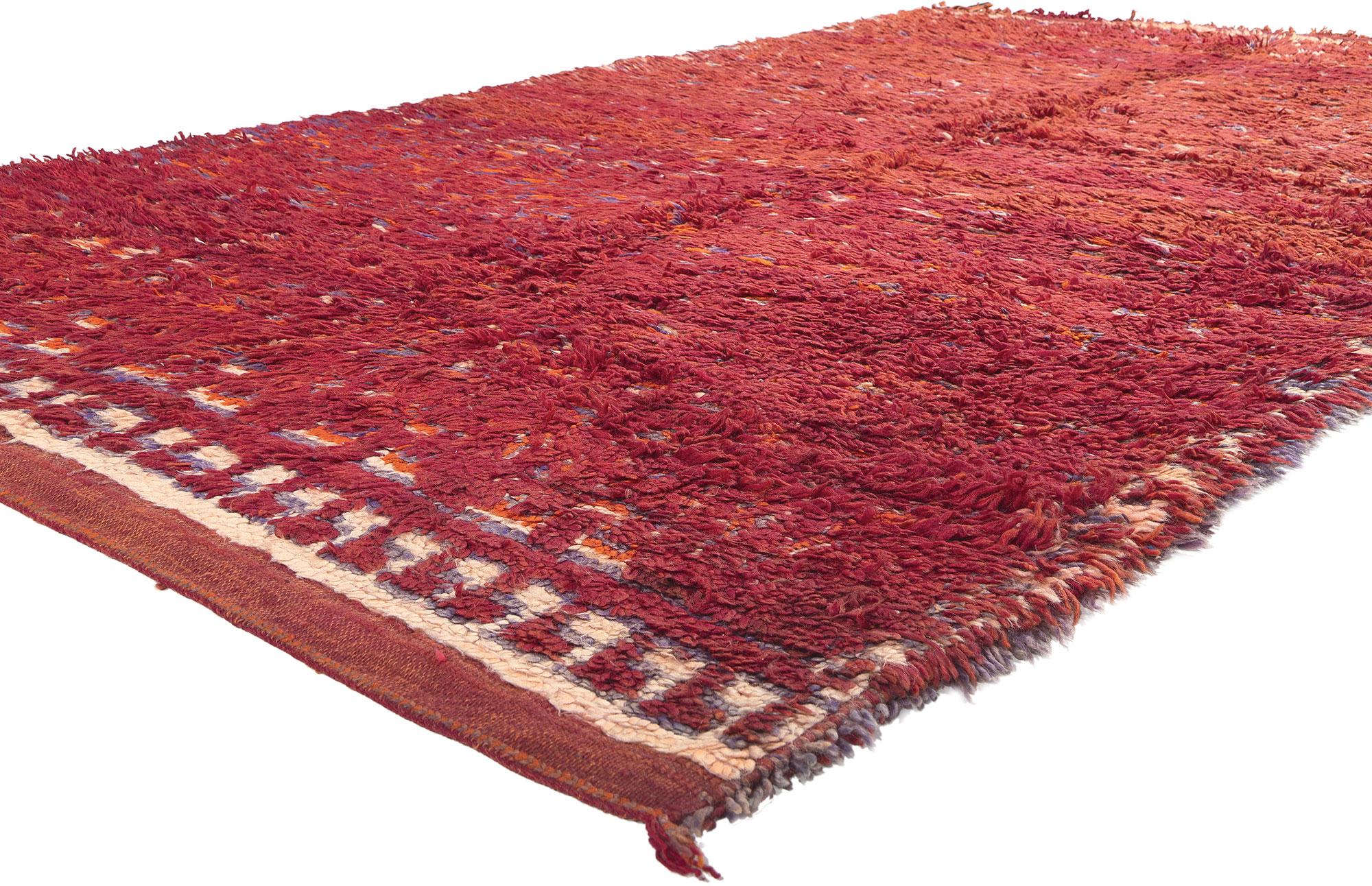 20617 Tapis marocain Beni MGuild rouge vintage, 6'00 x 10'00. Embarquez pour un voyage dans le monde fascinant de ce tapis marocain vintage Beni MGuild en laine nouée à la main, où l'interaction des motifs géométriques et des teintes vibrantes vous