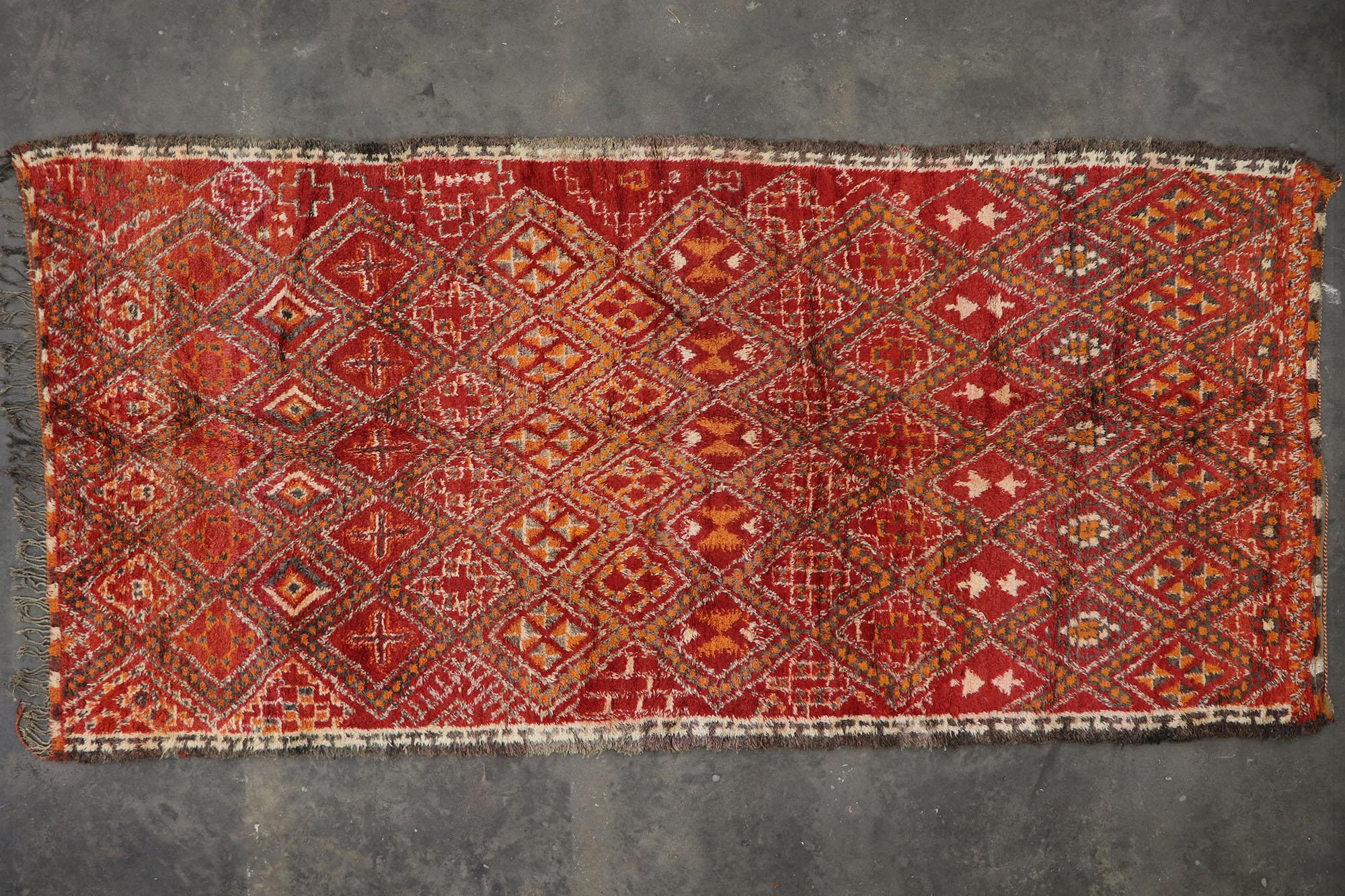 Laine Tapis marocain rouge vintage de la guilde Beni M'Guild avec style tribal en vente
