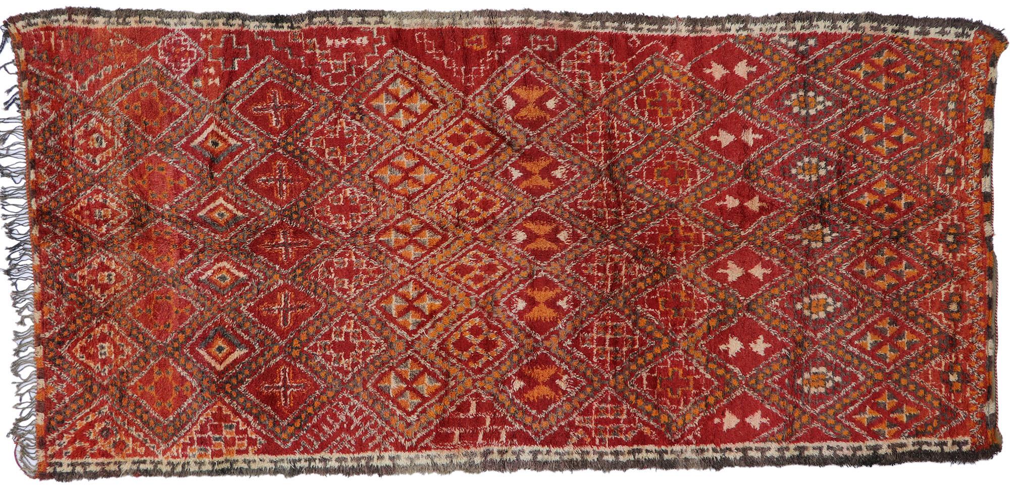Tapis marocain rouge vintage de la guilde Beni M'Guild avec style tribal en vente 1
